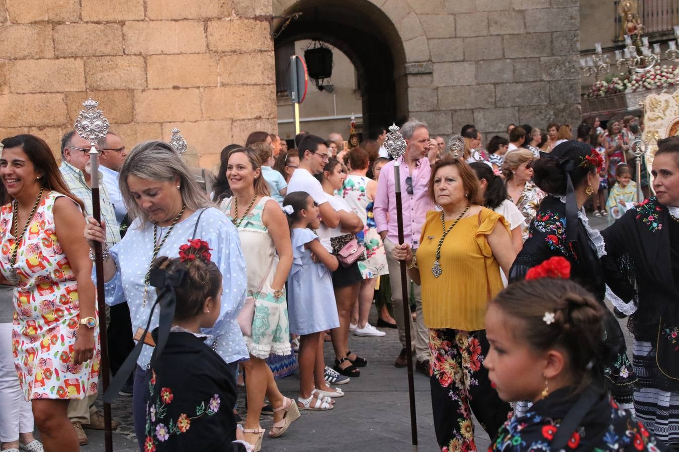 Nuestra Señora de Aguasantas despertó, ayer, una vez más, la devoción y el fervor que los jerezanos sienten hacia Ella. Jerez de los Caballeros se vistió de gala para acompañar a su Patrona en el traslado hacia su Santuario, donde se ponía fin a los tradicionales cultos que desde el pasado mes de agosto se han celebrado en la iglesia de Santa María de la Encarnación, organizados por la Hermandad de Nuestra Señora de Aguasantas.