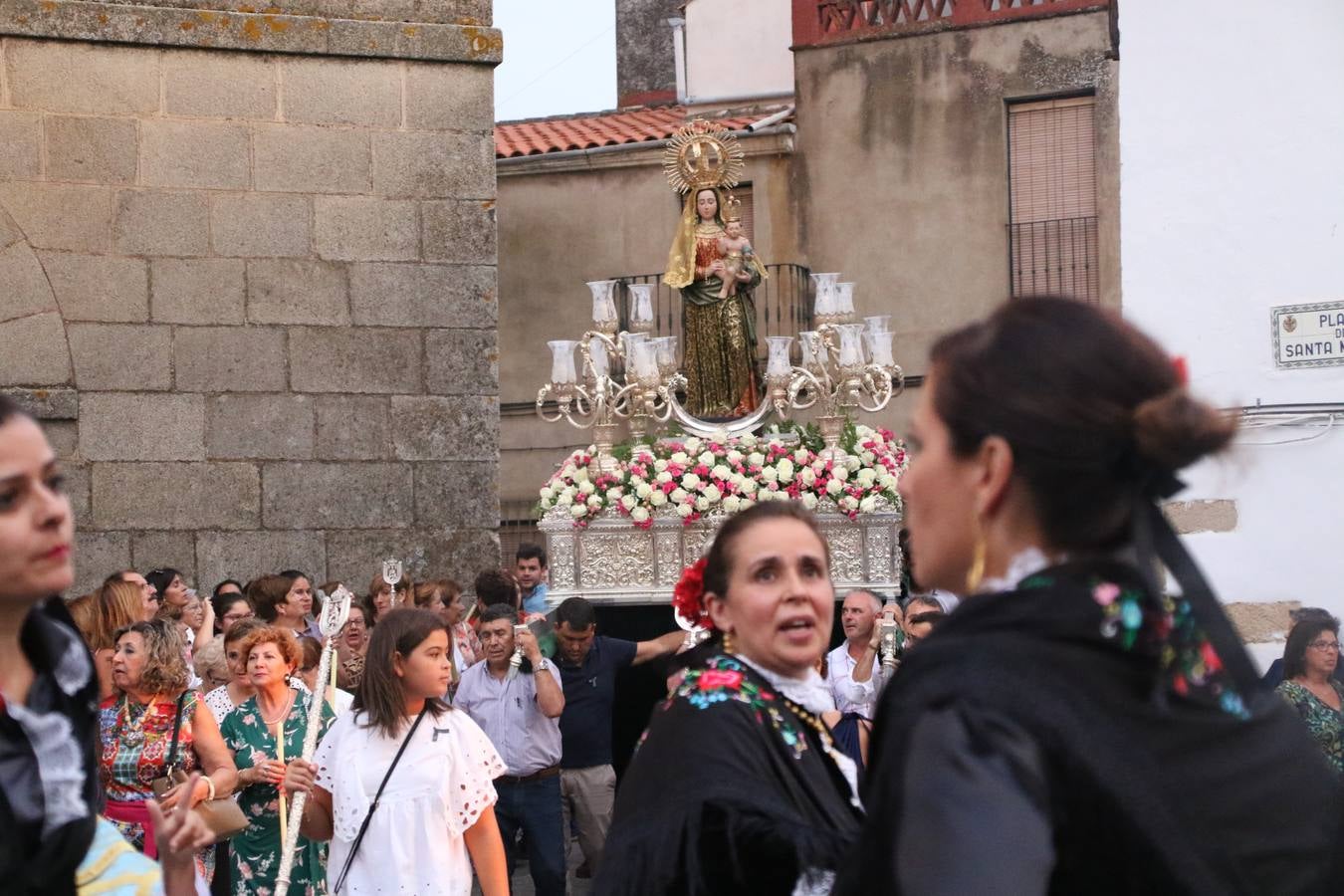 Nuestra Señora de Aguasantas despertó, ayer, una vez más, la devoción y el fervor que los jerezanos sienten hacia Ella. Jerez de los Caballeros se vistió de gala para acompañar a su Patrona en el traslado hacia su Santuario, donde se ponía fin a los tradicionales cultos que desde el pasado mes de agosto se han celebrado en la iglesia de Santa María de la Encarnación, organizados por la Hermandad de Nuestra Señora de Aguasantas.