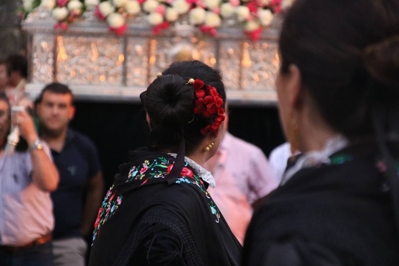 Nuestra Señora de Aguasantas despertó, ayer, una vez más, la devoción y el fervor que los jerezanos sienten hacia Ella. Jerez de los Caballeros se vistió de gala para acompañar a su Patrona en el traslado hacia su Santuario, donde se ponía fin a los tradicionales cultos que desde el pasado mes de agosto se han celebrado en la iglesia de Santa María de la Encarnación, organizados por la Hermandad de Nuestra Señora de Aguasantas.