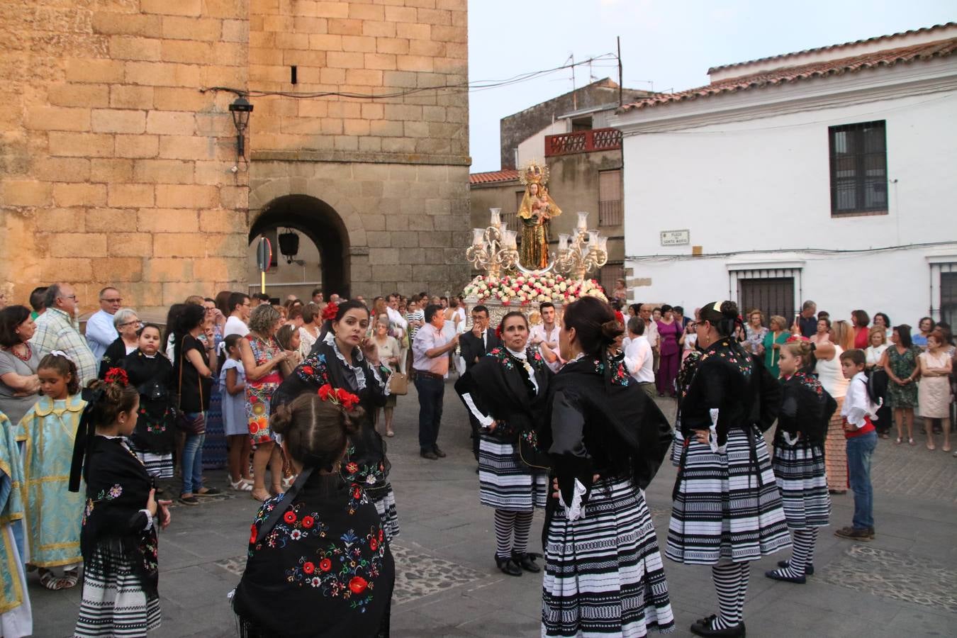Nuestra Señora de Aguasantas despertó, ayer, una vez más, la devoción y el fervor que los jerezanos sienten hacia Ella. Jerez de los Caballeros se vistió de gala para acompañar a su Patrona en el traslado hacia su Santuario, donde se ponía fin a los tradicionales cultos que desde el pasado mes de agosto se han celebrado en la iglesia de Santa María de la Encarnación, organizados por la Hermandad de Nuestra Señora de Aguasantas.