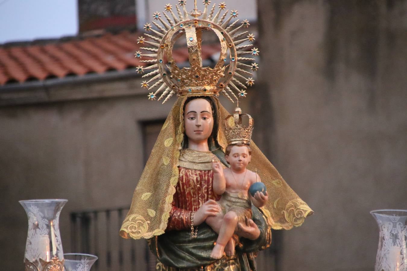 Nuestra Señora de Aguasantas despertó, ayer, una vez más, la devoción y el fervor que los jerezanos sienten hacia Ella. Jerez de los Caballeros se vistió de gala para acompañar a su Patrona en el traslado hacia su Santuario, donde se ponía fin a los tradicionales cultos que desde el pasado mes de agosto se han celebrado en la iglesia de Santa María de la Encarnación, organizados por la Hermandad de Nuestra Señora de Aguasantas.