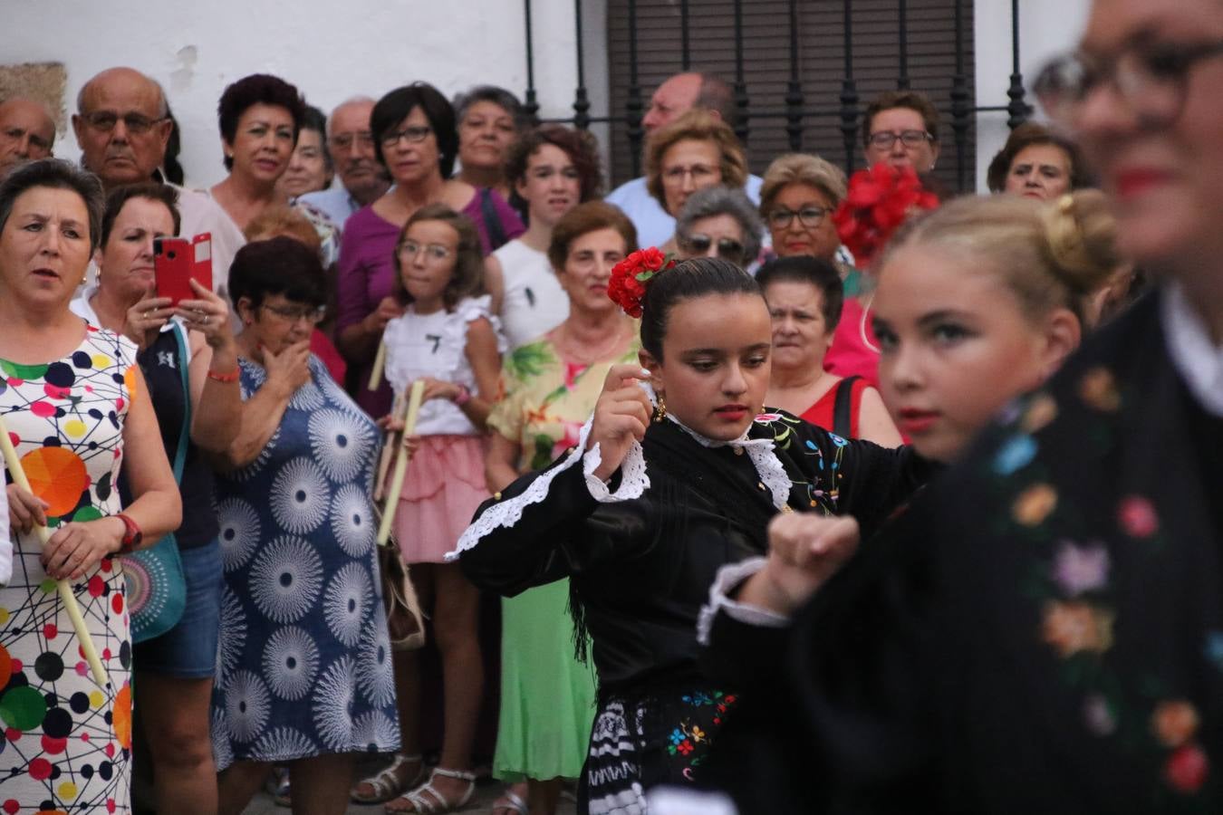 Nuestra Señora de Aguasantas despertó, ayer, una vez más, la devoción y el fervor que los jerezanos sienten hacia Ella. Jerez de los Caballeros se vistió de gala para acompañar a su Patrona en el traslado hacia su Santuario, donde se ponía fin a los tradicionales cultos que desde el pasado mes de agosto se han celebrado en la iglesia de Santa María de la Encarnación, organizados por la Hermandad de Nuestra Señora de Aguasantas.