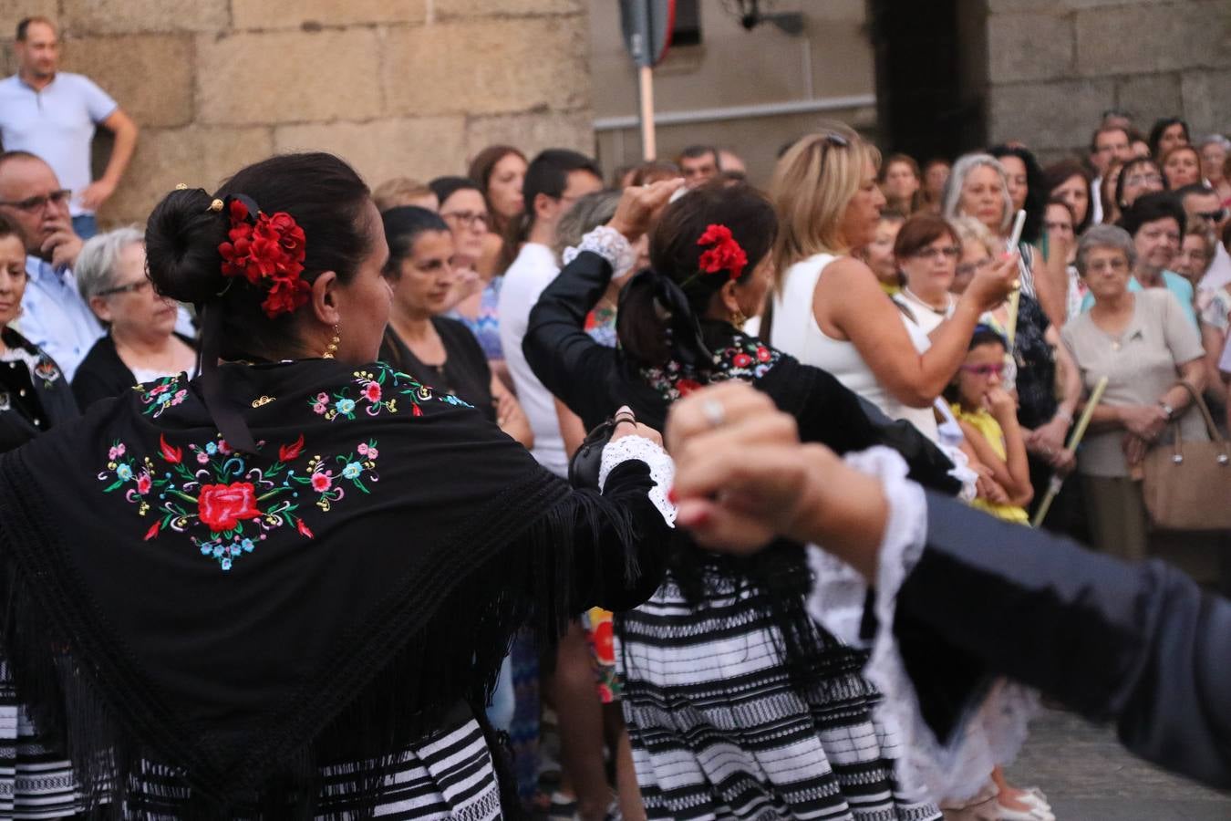 Nuestra Señora de Aguasantas despertó, ayer, una vez más, la devoción y el fervor que los jerezanos sienten hacia Ella. Jerez de los Caballeros se vistió de gala para acompañar a su Patrona en el traslado hacia su Santuario, donde se ponía fin a los tradicionales cultos que desde el pasado mes de agosto se han celebrado en la iglesia de Santa María de la Encarnación, organizados por la Hermandad de Nuestra Señora de Aguasantas.