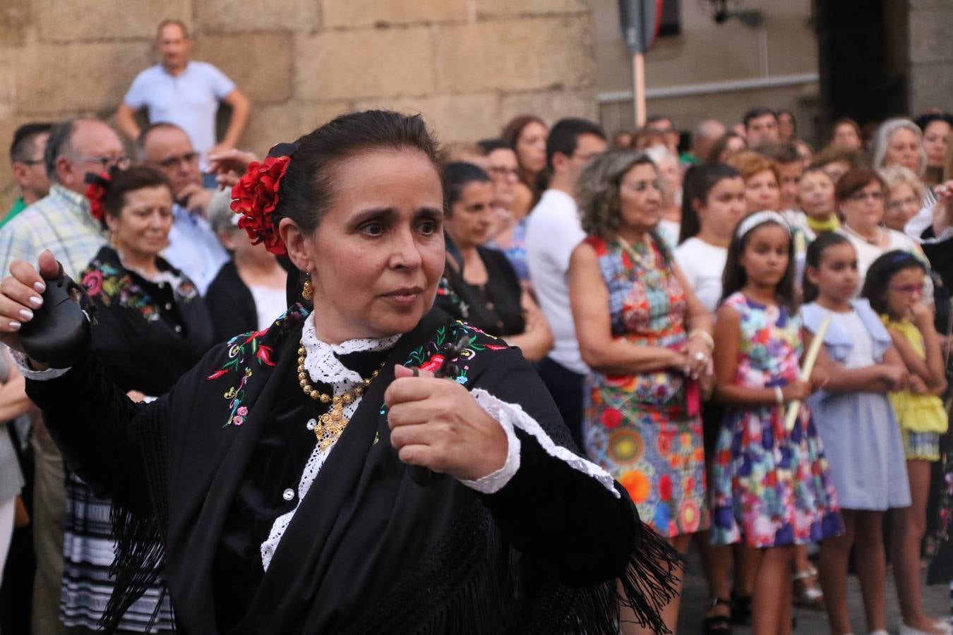 Nuestra Señora de Aguasantas despertó, ayer, una vez más, la devoción y el fervor que los jerezanos sienten hacia Ella. Jerez de los Caballeros se vistió de gala para acompañar a su Patrona en el traslado hacia su Santuario, donde se ponía fin a los tradicionales cultos que desde el pasado mes de agosto se han celebrado en la iglesia de Santa María de la Encarnación, organizados por la Hermandad de Nuestra Señora de Aguasantas.