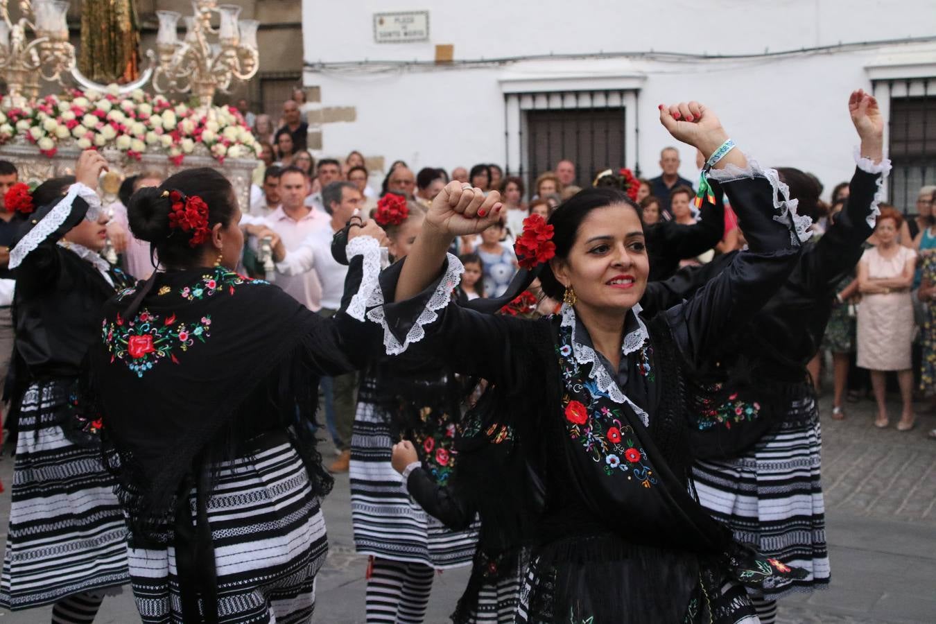 Nuestra Señora de Aguasantas despertó, ayer, una vez más, la devoción y el fervor que los jerezanos sienten hacia Ella. Jerez de los Caballeros se vistió de gala para acompañar a su Patrona en el traslado hacia su Santuario, donde se ponía fin a los tradicionales cultos que desde el pasado mes de agosto se han celebrado en la iglesia de Santa María de la Encarnación, organizados por la Hermandad de Nuestra Señora de Aguasantas.
