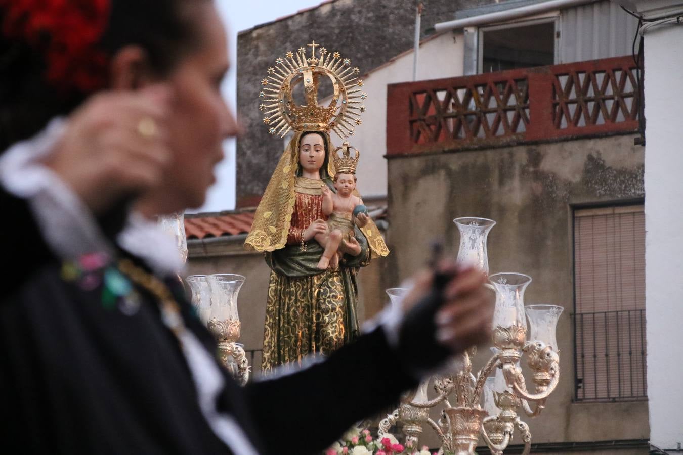 Nuestra Señora de Aguasantas despertó, ayer, una vez más, la devoción y el fervor que los jerezanos sienten hacia Ella. Jerez de los Caballeros se vistió de gala para acompañar a su Patrona en el traslado hacia su Santuario, donde se ponía fin a los tradicionales cultos que desde el pasado mes de agosto se han celebrado en la iglesia de Santa María de la Encarnación, organizados por la Hermandad de Nuestra Señora de Aguasantas.