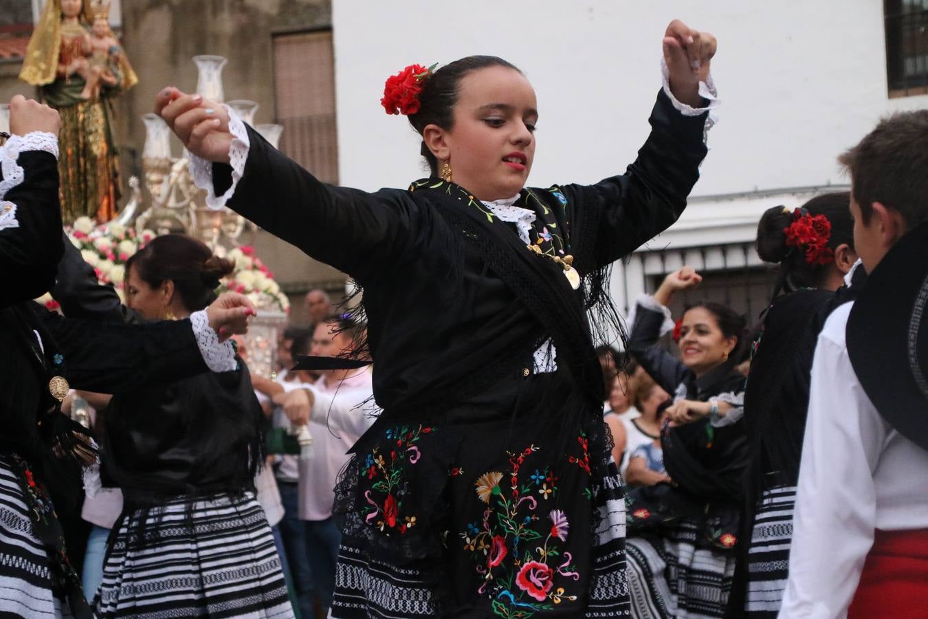 Nuestra Señora de Aguasantas despertó, ayer, una vez más, la devoción y el fervor que los jerezanos sienten hacia Ella. Jerez de los Caballeros se vistió de gala para acompañar a su Patrona en el traslado hacia su Santuario, donde se ponía fin a los tradicionales cultos que desde el pasado mes de agosto se han celebrado en la iglesia de Santa María de la Encarnación, organizados por la Hermandad de Nuestra Señora de Aguasantas.