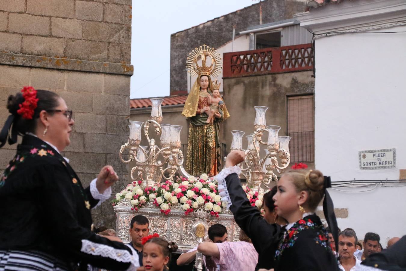 Nuestra Señora de Aguasantas despertó, ayer, una vez más, la devoción y el fervor que los jerezanos sienten hacia Ella. Jerez de los Caballeros se vistió de gala para acompañar a su Patrona en el traslado hacia su Santuario, donde se ponía fin a los tradicionales cultos que desde el pasado mes de agosto se han celebrado en la iglesia de Santa María de la Encarnación, organizados por la Hermandad de Nuestra Señora de Aguasantas.