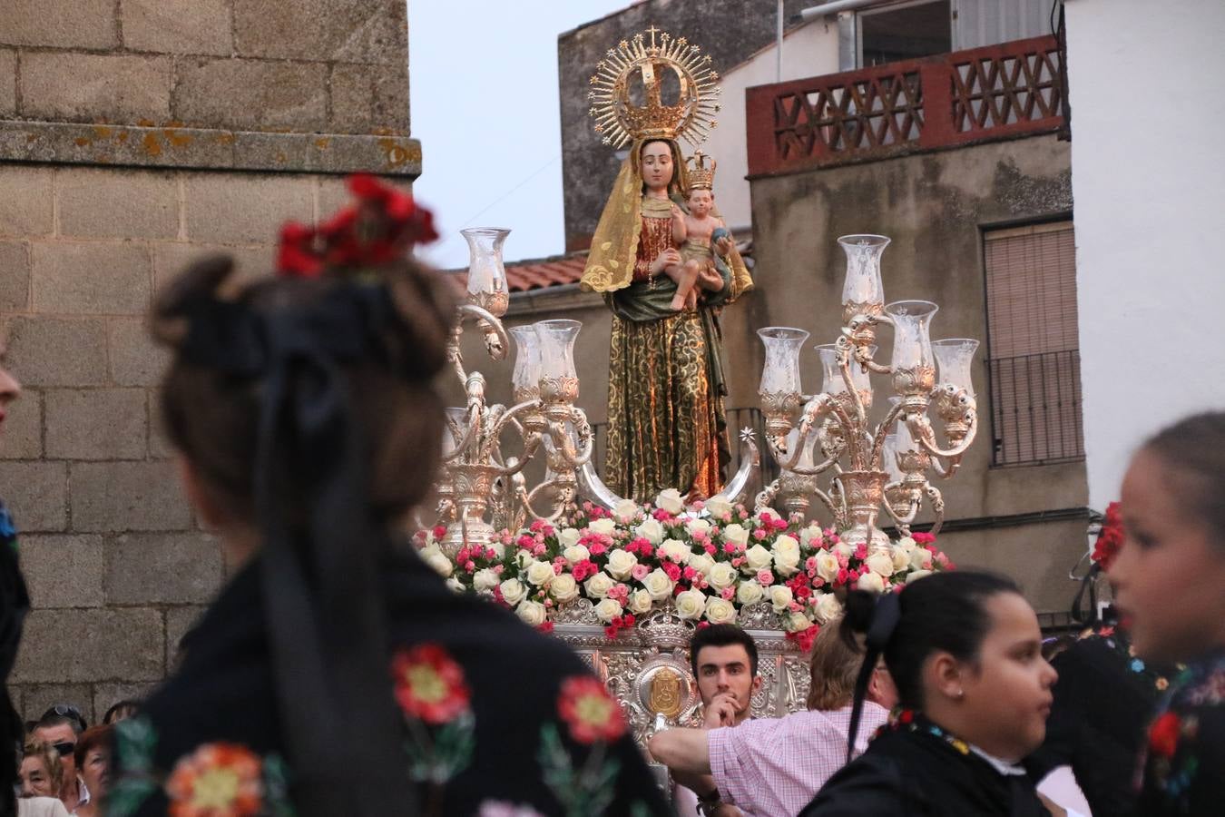 Nuestra Señora de Aguasantas despertó, ayer, una vez más, la devoción y el fervor que los jerezanos sienten hacia Ella. Jerez de los Caballeros se vistió de gala para acompañar a su Patrona en el traslado hacia su Santuario, donde se ponía fin a los tradicionales cultos que desde el pasado mes de agosto se han celebrado en la iglesia de Santa María de la Encarnación, organizados por la Hermandad de Nuestra Señora de Aguasantas.
