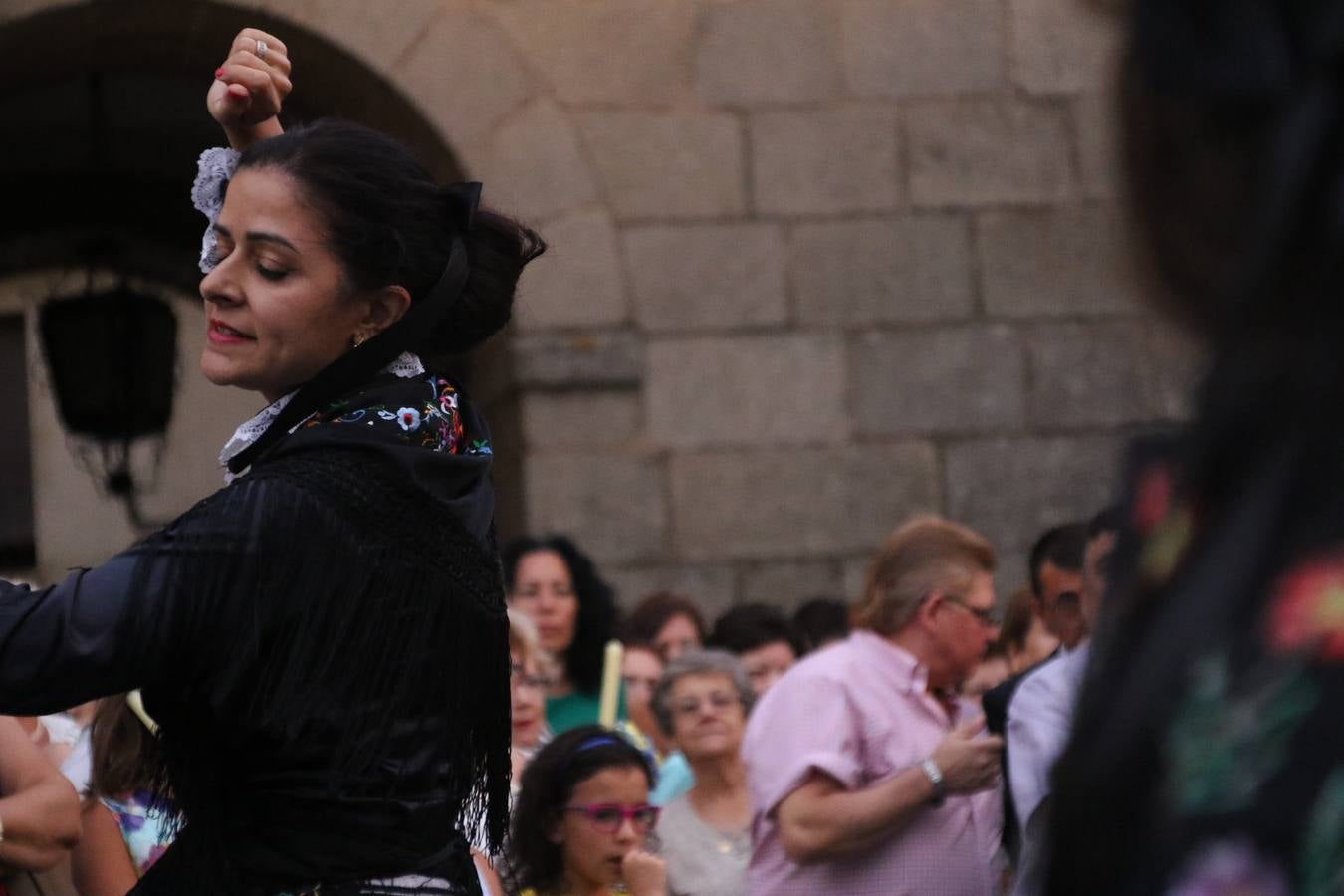 Nuestra Señora de Aguasantas despertó, ayer, una vez más, la devoción y el fervor que los jerezanos sienten hacia Ella. Jerez de los Caballeros se vistió de gala para acompañar a su Patrona en el traslado hacia su Santuario, donde se ponía fin a los tradicionales cultos que desde el pasado mes de agosto se han celebrado en la iglesia de Santa María de la Encarnación, organizados por la Hermandad de Nuestra Señora de Aguasantas.