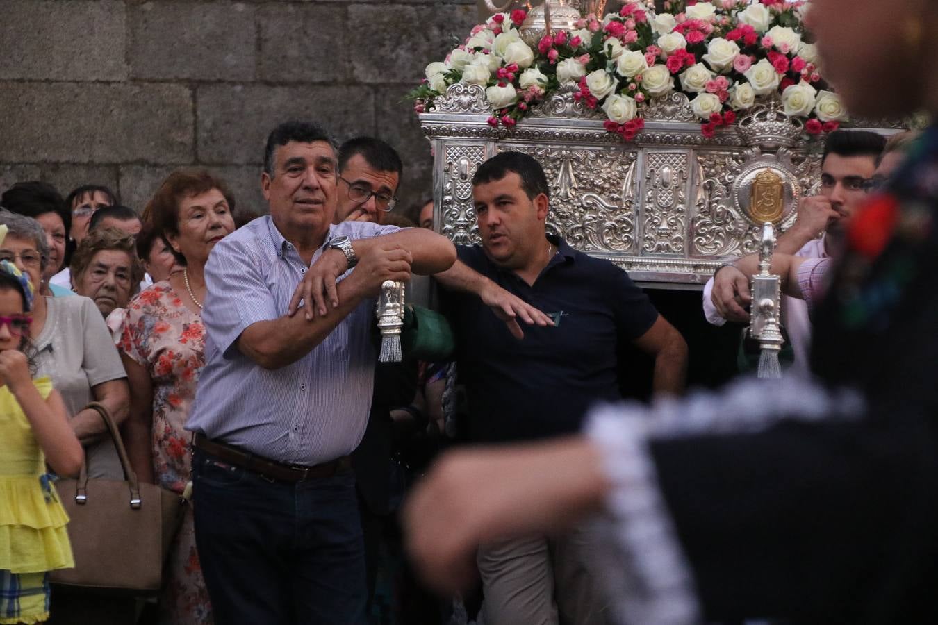 Nuestra Señora de Aguasantas despertó, ayer, una vez más, la devoción y el fervor que los jerezanos sienten hacia Ella. Jerez de los Caballeros se vistió de gala para acompañar a su Patrona en el traslado hacia su Santuario, donde se ponía fin a los tradicionales cultos que desde el pasado mes de agosto se han celebrado en la iglesia de Santa María de la Encarnación, organizados por la Hermandad de Nuestra Señora de Aguasantas.