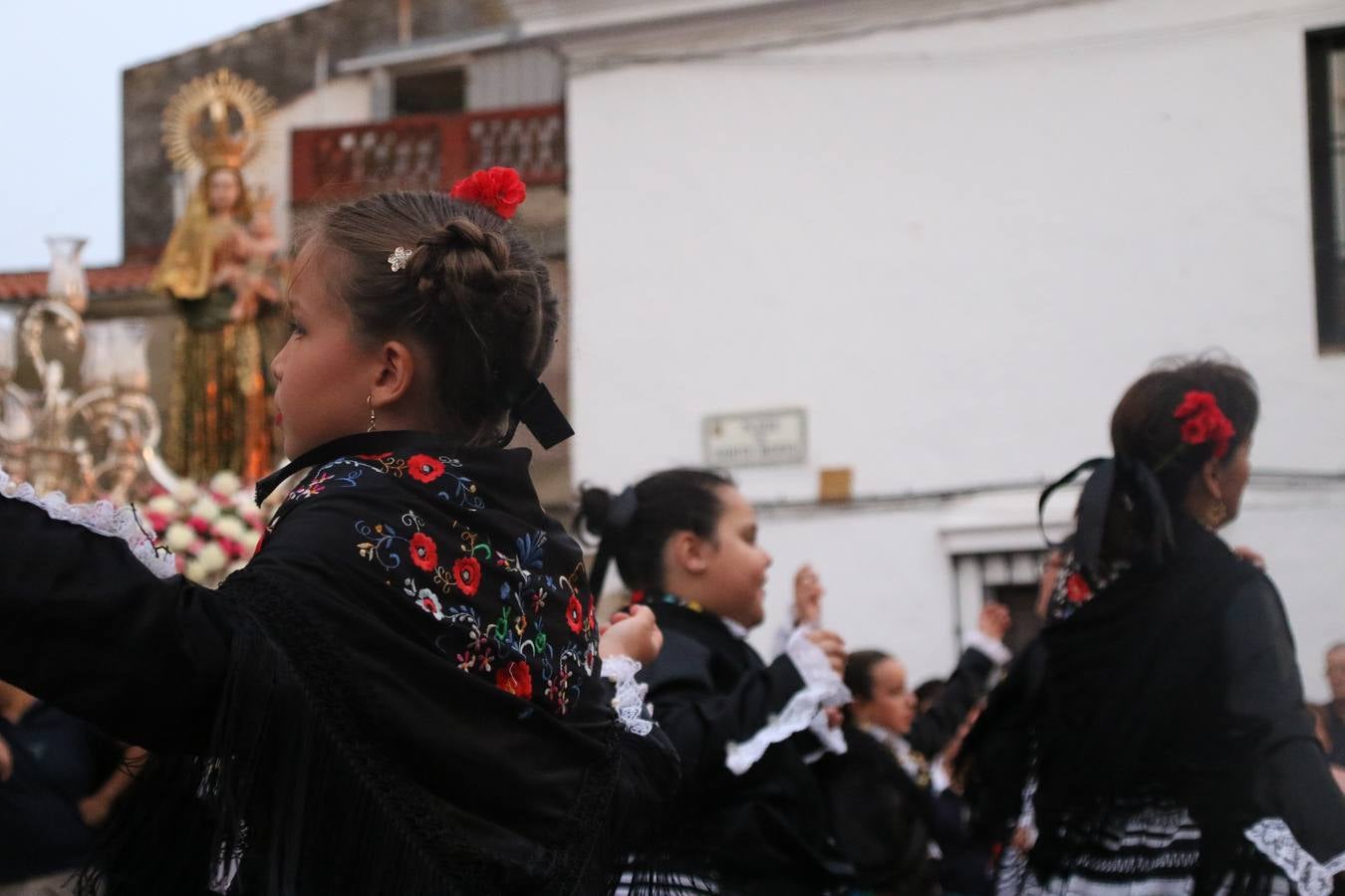 Nuestra Señora de Aguasantas despertó, ayer, una vez más, la devoción y el fervor que los jerezanos sienten hacia Ella. Jerez de los Caballeros se vistió de gala para acompañar a su Patrona en el traslado hacia su Santuario, donde se ponía fin a los tradicionales cultos que desde el pasado mes de agosto se han celebrado en la iglesia de Santa María de la Encarnación, organizados por la Hermandad de Nuestra Señora de Aguasantas.