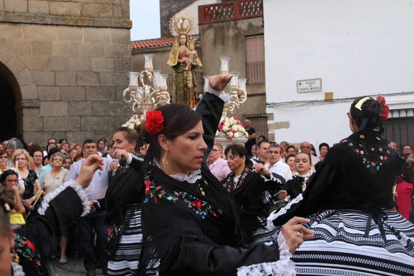 Nuestra Señora de Aguasantas despertó, ayer, una vez más, la devoción y el fervor que los jerezanos sienten hacia Ella. Jerez de los Caballeros se vistió de gala para acompañar a su Patrona en el traslado hacia su Santuario, donde se ponía fin a los tradicionales cultos que desde el pasado mes de agosto se han celebrado en la iglesia de Santa María de la Encarnación, organizados por la Hermandad de Nuestra Señora de Aguasantas.