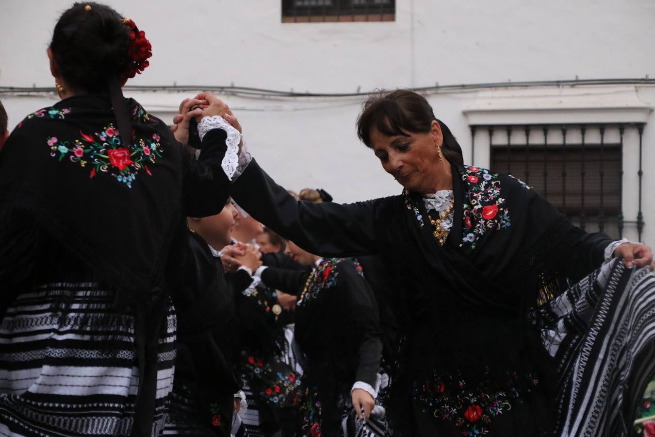 Nuestra Señora de Aguasantas despertó, ayer, una vez más, la devoción y el fervor que los jerezanos sienten hacia Ella. Jerez de los Caballeros se vistió de gala para acompañar a su Patrona en el traslado hacia su Santuario, donde se ponía fin a los tradicionales cultos que desde el pasado mes de agosto se han celebrado en la iglesia de Santa María de la Encarnación, organizados por la Hermandad de Nuestra Señora de Aguasantas.