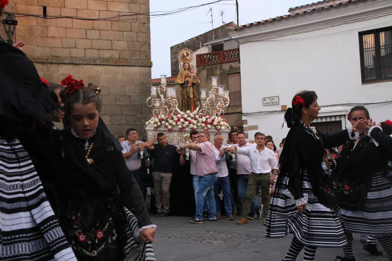 Nuestra Señora de Aguasantas despertó, ayer, una vez más, la devoción y el fervor que los jerezanos sienten hacia Ella. Jerez de los Caballeros se vistió de gala para acompañar a su Patrona en el traslado hacia su Santuario, donde se ponía fin a los tradicionales cultos que desde el pasado mes de agosto se han celebrado en la iglesia de Santa María de la Encarnación, organizados por la Hermandad de Nuestra Señora de Aguasantas.