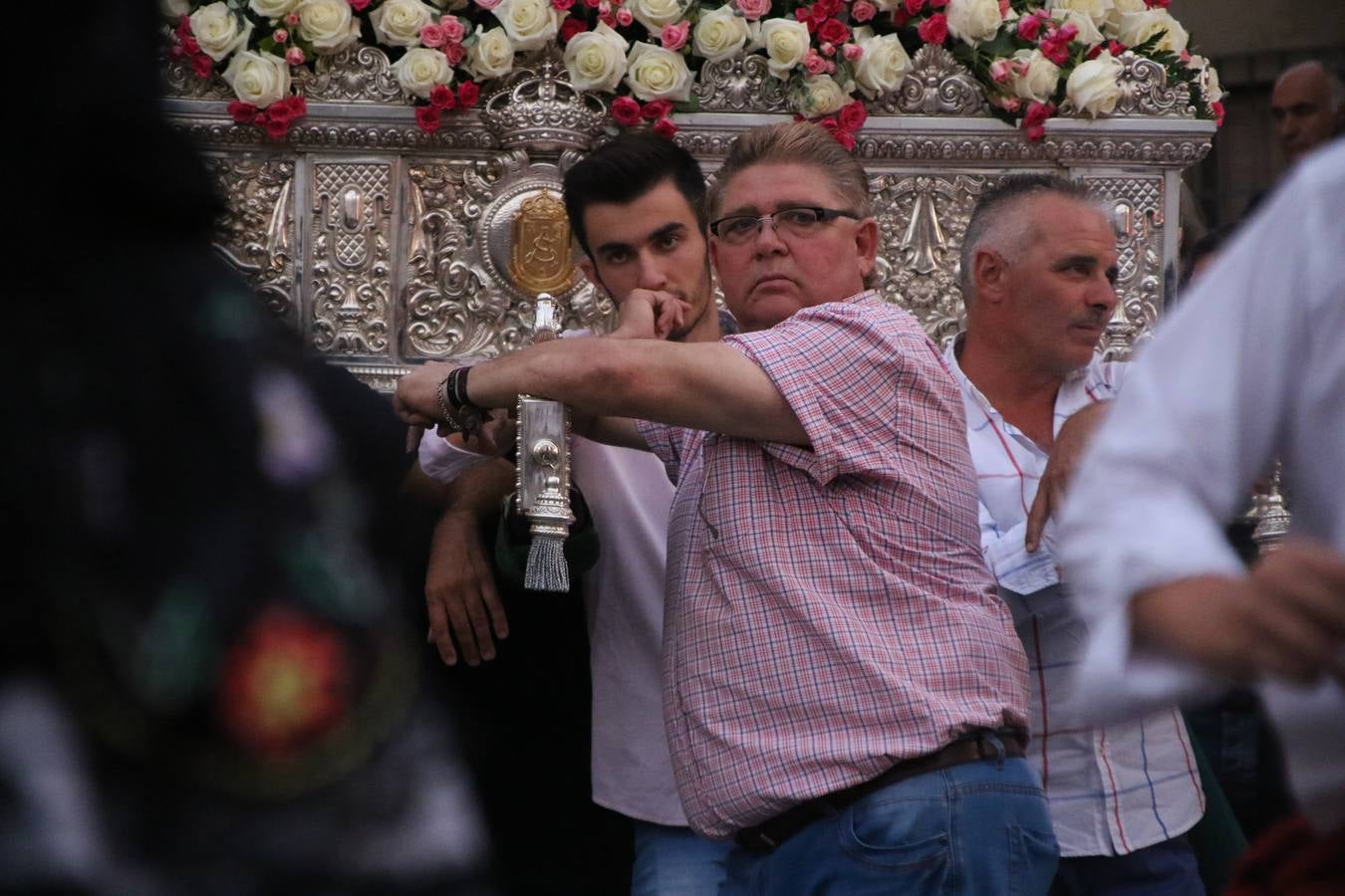 Nuestra Señora de Aguasantas despertó, ayer, una vez más, la devoción y el fervor que los jerezanos sienten hacia Ella. Jerez de los Caballeros se vistió de gala para acompañar a su Patrona en el traslado hacia su Santuario, donde se ponía fin a los tradicionales cultos que desde el pasado mes de agosto se han celebrado en la iglesia de Santa María de la Encarnación, organizados por la Hermandad de Nuestra Señora de Aguasantas.