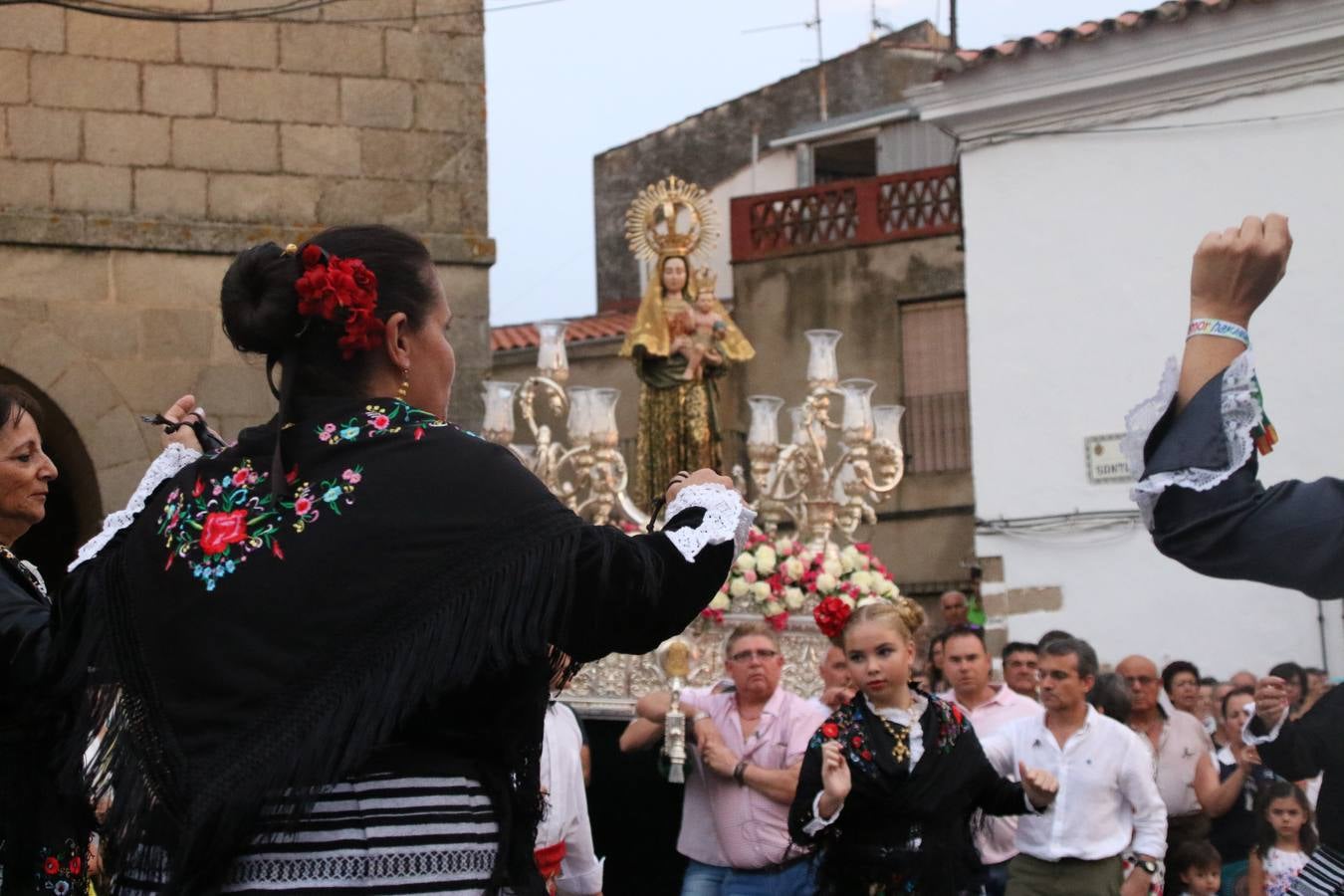 Nuestra Señora de Aguasantas despertó, ayer, una vez más, la devoción y el fervor que los jerezanos sienten hacia Ella. Jerez de los Caballeros se vistió de gala para acompañar a su Patrona en el traslado hacia su Santuario, donde se ponía fin a los tradicionales cultos que desde el pasado mes de agosto se han celebrado en la iglesia de Santa María de la Encarnación, organizados por la Hermandad de Nuestra Señora de Aguasantas.
