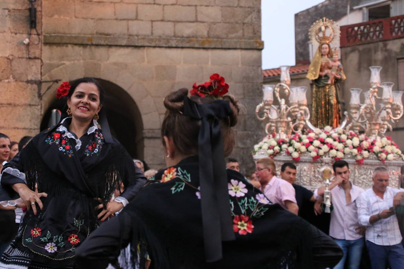 Nuestra Señora de Aguasantas despertó, ayer, una vez más, la devoción y el fervor que los jerezanos sienten hacia Ella. Jerez de los Caballeros se vistió de gala para acompañar a su Patrona en el traslado hacia su Santuario, donde se ponía fin a los tradicionales cultos que desde el pasado mes de agosto se han celebrado en la iglesia de Santa María de la Encarnación, organizados por la Hermandad de Nuestra Señora de Aguasantas.