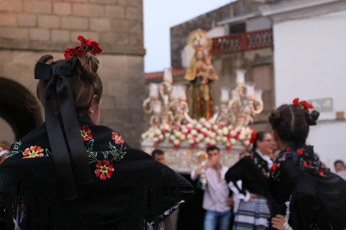 Nuestra Señora de Aguasantas despertó, ayer, una vez más, la devoción y el fervor que los jerezanos sienten hacia Ella. Jerez de los Caballeros se vistió de gala para acompañar a su Patrona en el traslado hacia su Santuario, donde se ponía fin a los tradicionales cultos que desde el pasado mes de agosto se han celebrado en la iglesia de Santa María de la Encarnación, organizados por la Hermandad de Nuestra Señora de Aguasantas.