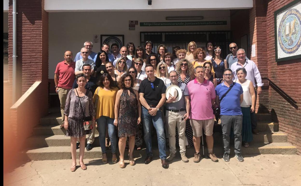 Antiguos alumnos y profesores participantes en el encuentro en la entrada al Instituto 'Ramón Carande'