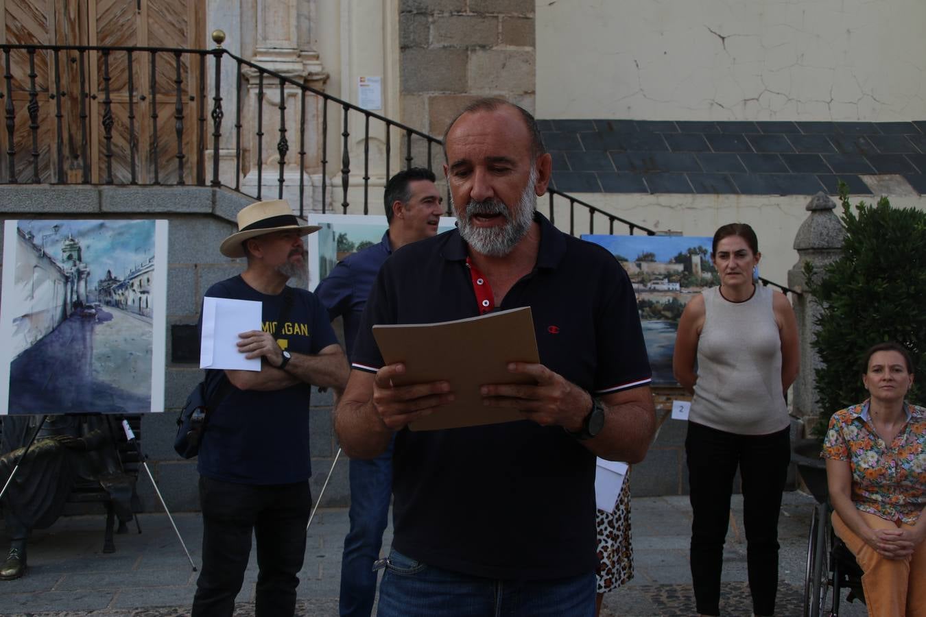 El cacereño Federico Plasencia Chacón se ha alzado, hoy, con el primer premio, dotado con 1.000 euros, del XV Concurso de Pintura al Aire Libre 'Francisco Benavides'. Blas Tomás Ibáñez, de Ontiyent, ha conseguido el segundo premio, dotado con 700 euros, y Carlos Santos Marques, de Lisboa, el tercer premio, dotado con 400 euros.Desde primera hora de la mañana, los participantes han elegido el lugar y la técnica a utilizar en sus respectivos lienzos que, una vez finalizado el Concurso, se han expuesto en la Plaza de España. El citado Concurso, organizado por el Ayuntamiento, a través de la Concejalía de Cultura y la Universidad Popular del municipio con el apoyo de la Diputación de Badajoz, ha realzado, un año más, la riqueza patrimonial de Jerez de los Caballeros, Conjunto Histórico artístico y monumental, siendo sus paisajes, iglesias, parques, fuentes y gentes los principales protagonistas. 