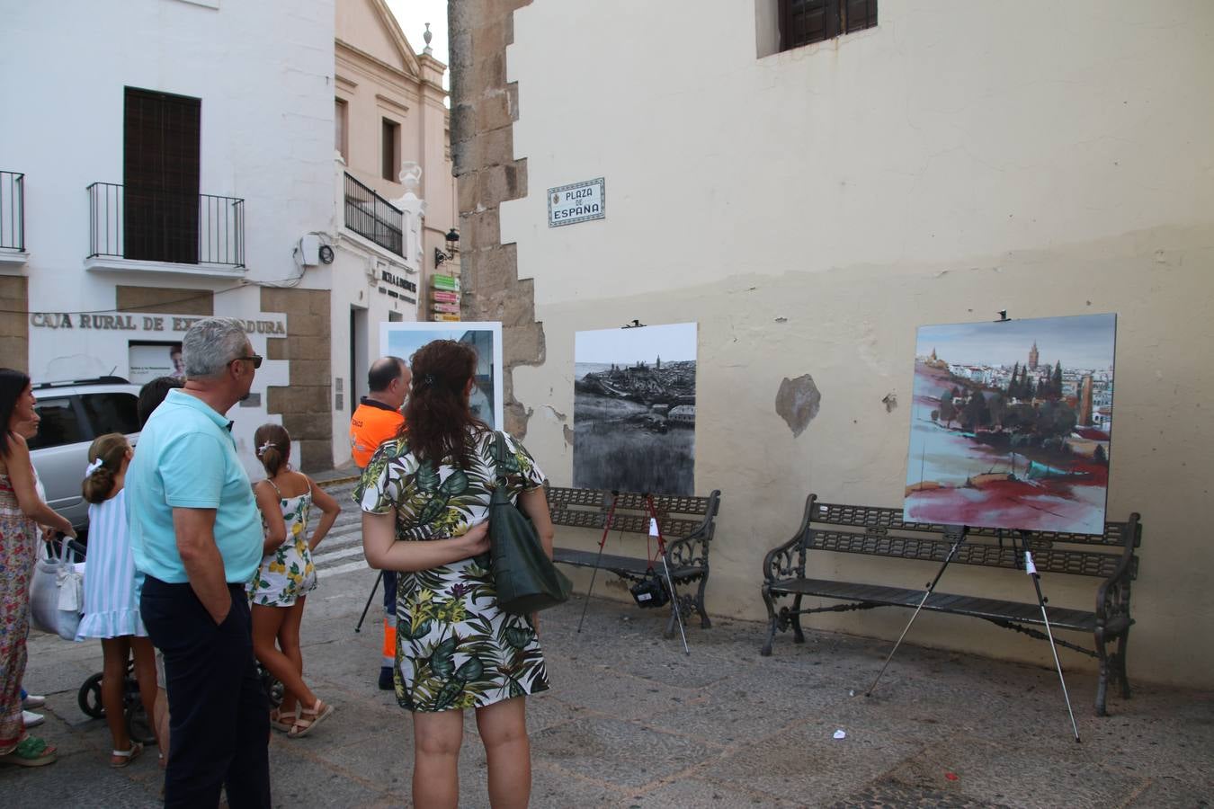 El cacereño Federico Plasencia Chacón se ha alzado, hoy, con el primer premio, dotado con 1.000 euros, del XV Concurso de Pintura al Aire Libre 'Francisco Benavides'. Blas Tomás Ibáñez, de Ontiyent, ha conseguido el segundo premio, dotado con 700 euros, y Carlos Santos Marques, de Lisboa, el tercer premio, dotado con 400 euros.Desde primera hora de la mañana, los participantes han elegido el lugar y la técnica a utilizar en sus respectivos lienzos que, una vez finalizado el Concurso, se han expuesto en la Plaza de España. El citado Concurso, organizado por el Ayuntamiento, a través de la Concejalía de Cultura y la Universidad Popular del municipio con el apoyo de la Diputación de Badajoz, ha realzado, un año más, la riqueza patrimonial de Jerez de los Caballeros, Conjunto Histórico artístico y monumental, siendo sus paisajes, iglesias, parques, fuentes y gentes los principales protagonistas. 