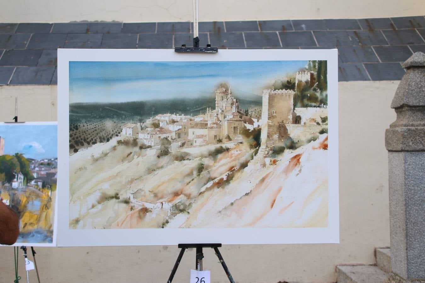 El cacereño Federico Plasencia Chacón se ha alzado, hoy, con el primer premio, dotado con 1.000 euros, del XV Concurso de Pintura al Aire Libre 'Francisco Benavides'. Blas Tomás Ibáñez, de Ontiyent, ha conseguido el segundo premio, dotado con 700 euros, y Carlos Santos Marques, de Lisboa, el tercer premio, dotado con 400 euros.Desde primera hora de la mañana, los participantes han elegido el lugar y la técnica a utilizar en sus respectivos lienzos que, una vez finalizado el Concurso, se han expuesto en la Plaza de España. El citado Concurso, organizado por el Ayuntamiento, a través de la Concejalía de Cultura y la Universidad Popular del municipio con el apoyo de la Diputación de Badajoz, ha realzado, un año más, la riqueza patrimonial de Jerez de los Caballeros, Conjunto Histórico artístico y monumental, siendo sus paisajes, iglesias, parques, fuentes y gentes los principales protagonistas. 