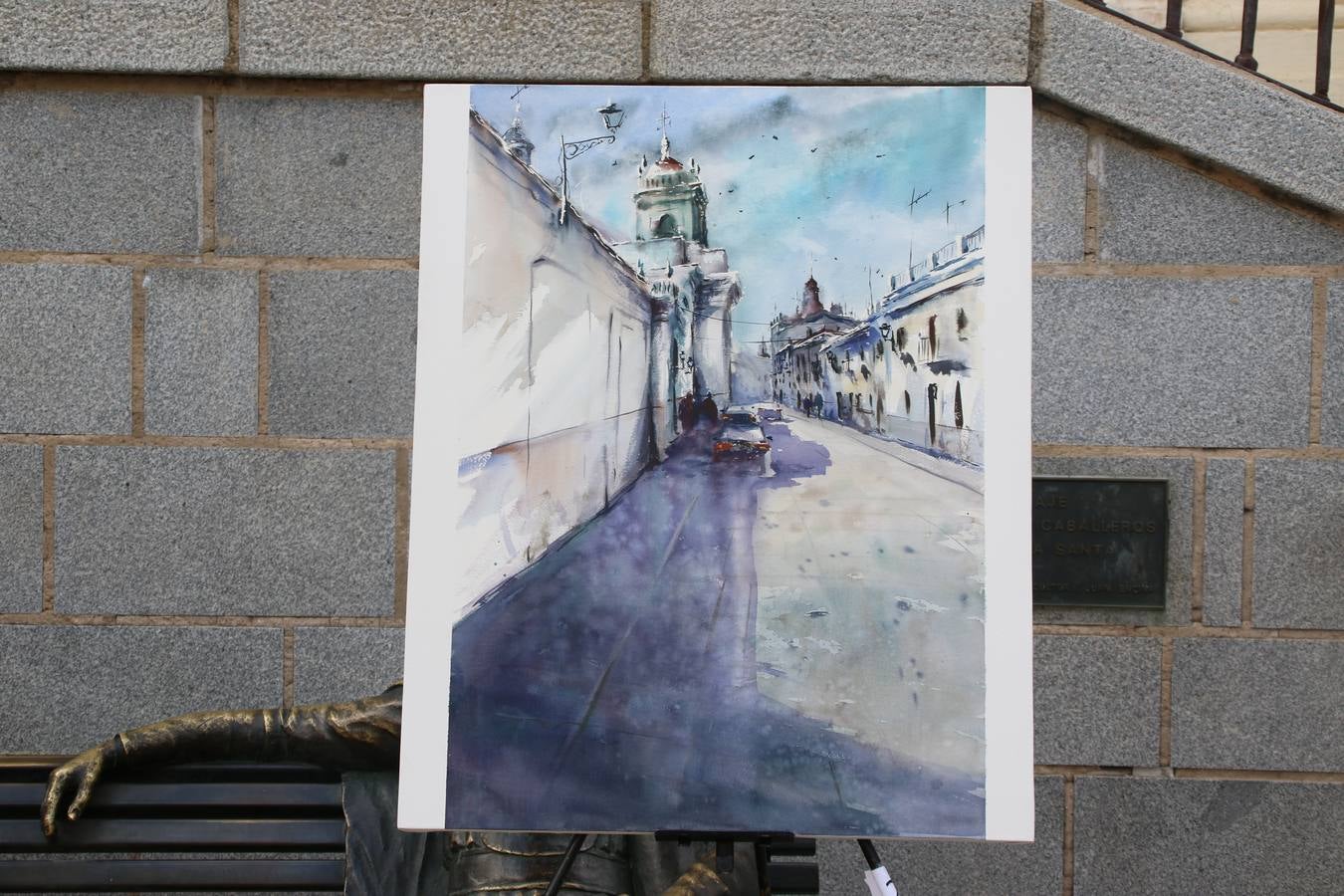 El cacereño Federico Plasencia Chacón se ha alzado, hoy, con el primer premio, dotado con 1.000 euros, del XV Concurso de Pintura al Aire Libre 'Francisco Benavides'. Blas Tomás Ibáñez, de Ontiyent, ha conseguido el segundo premio, dotado con 700 euros, y Carlos Santos Marques, de Lisboa, el tercer premio, dotado con 400 euros.Desde primera hora de la mañana, los participantes han elegido el lugar y la técnica a utilizar en sus respectivos lienzos que, una vez finalizado el Concurso, se han expuesto en la Plaza de España. El citado Concurso, organizado por el Ayuntamiento, a través de la Concejalía de Cultura y la Universidad Popular del municipio con el apoyo de la Diputación de Badajoz, ha realzado, un año más, la riqueza patrimonial de Jerez de los Caballeros, Conjunto Histórico artístico y monumental, siendo sus paisajes, iglesias, parques, fuentes y gentes los principales protagonistas. 