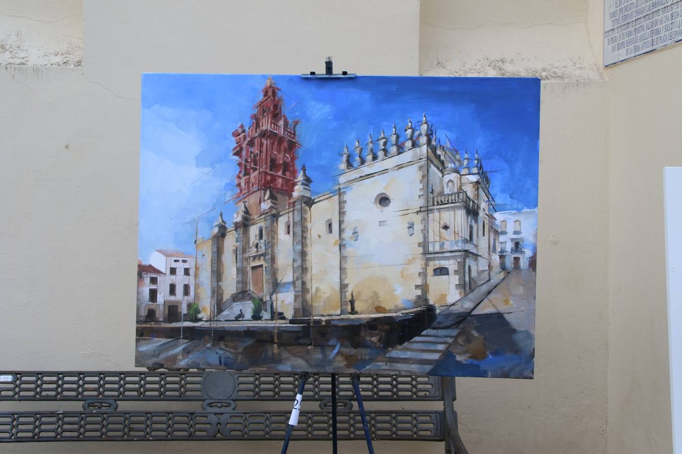 El cacereño Federico Plasencia Chacón se ha alzado, hoy, con el primer premio, dotado con 1.000 euros, del XV Concurso de Pintura al Aire Libre 'Francisco Benavides'. Blas Tomás Ibáñez, de Ontiyent, ha conseguido el segundo premio, dotado con 700 euros, y Carlos Santos Marques, de Lisboa, el tercer premio, dotado con 400 euros.Desde primera hora de la mañana, los participantes han elegido el lugar y la técnica a utilizar en sus respectivos lienzos que, una vez finalizado el Concurso, se han expuesto en la Plaza de España. El citado Concurso, organizado por el Ayuntamiento, a través de la Concejalía de Cultura y la Universidad Popular del municipio con el apoyo de la Diputación de Badajoz, ha realzado, un año más, la riqueza patrimonial de Jerez de los Caballeros, Conjunto Histórico artístico y monumental, siendo sus paisajes, iglesias, parques, fuentes y gentes los principales protagonistas. 