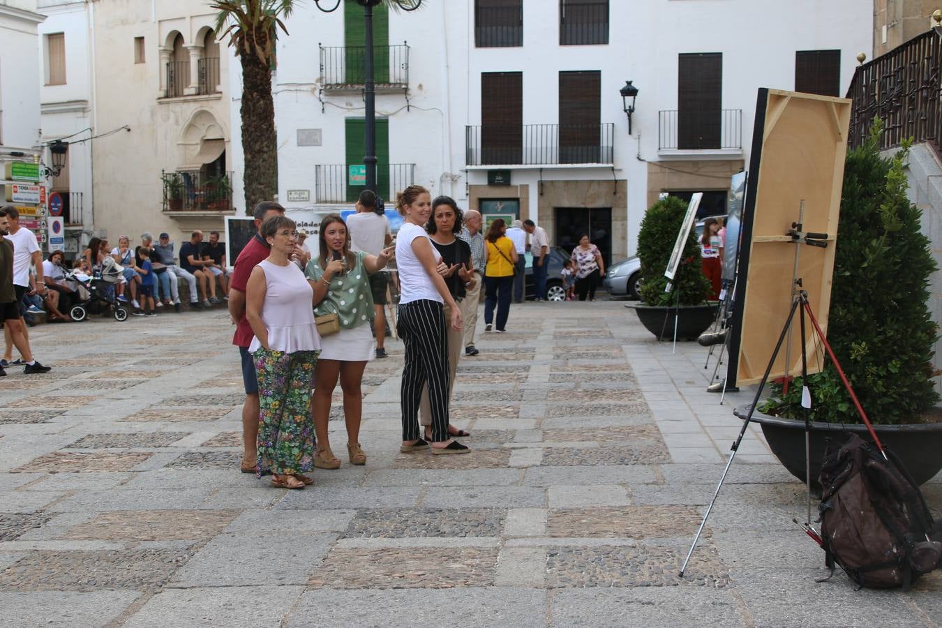 El cacereño Federico Plasencia Chacón se ha alzado, hoy, con el primer premio, dotado con 1.000 euros, del XV Concurso de Pintura al Aire Libre 'Francisco Benavides'. Blas Tomás Ibáñez, de Ontiyent, ha conseguido el segundo premio, dotado con 700 euros, y Carlos Santos Marques, de Lisboa, el tercer premio, dotado con 400 euros.Desde primera hora de la mañana, los participantes han elegido el lugar y la técnica a utilizar en sus respectivos lienzos que, una vez finalizado el Concurso, se han expuesto en la Plaza de España. El citado Concurso, organizado por el Ayuntamiento, a través de la Concejalía de Cultura y la Universidad Popular del municipio con el apoyo de la Diputación de Badajoz, ha realzado, un año más, la riqueza patrimonial de Jerez de los Caballeros, Conjunto Histórico artístico y monumental, siendo sus paisajes, iglesias, parques, fuentes y gentes los principales protagonistas. 
