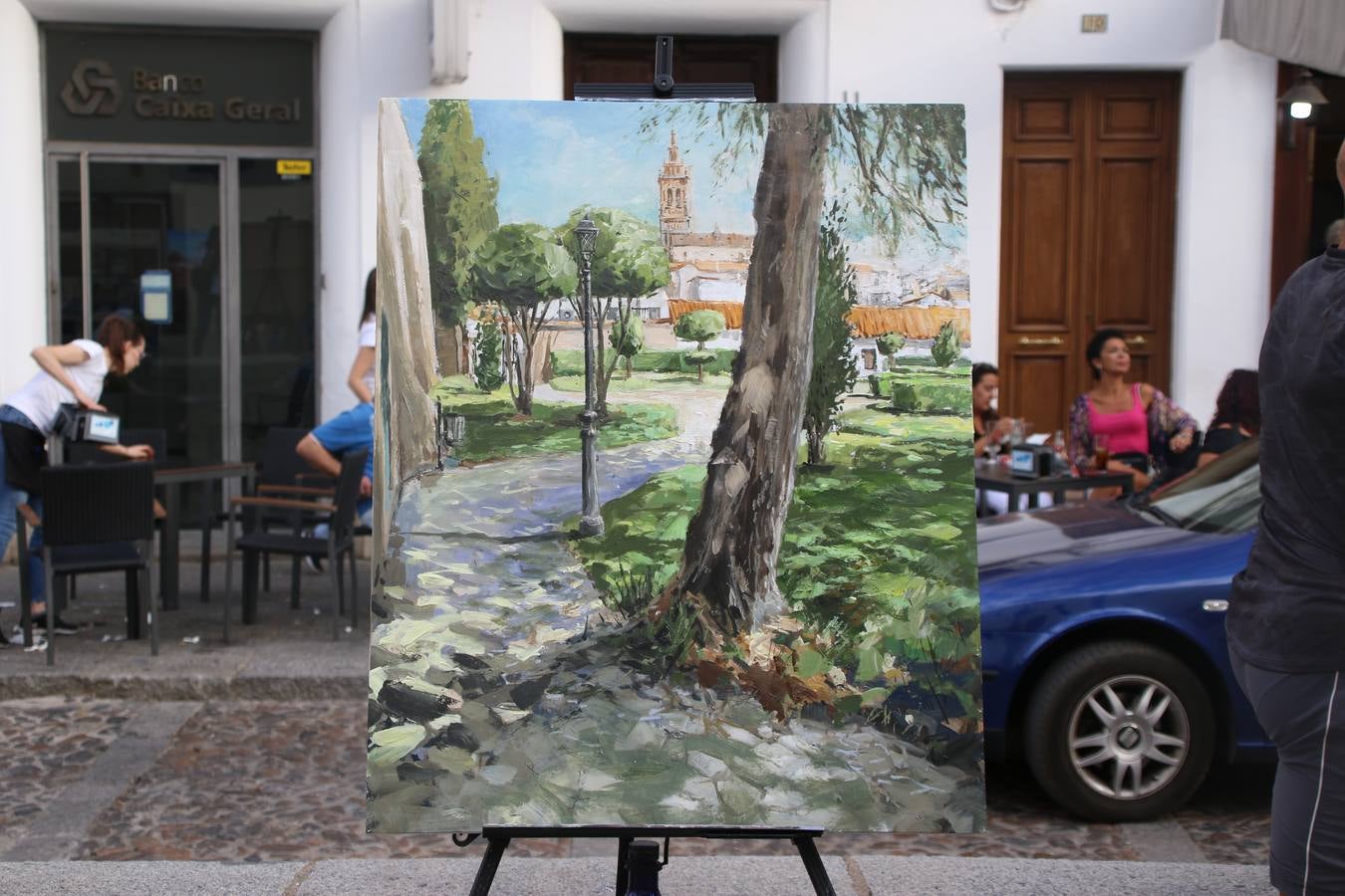 El cacereño Federico Plasencia Chacón se ha alzado, hoy, con el primer premio, dotado con 1.000 euros, del XV Concurso de Pintura al Aire Libre 'Francisco Benavides'. Blas Tomás Ibáñez, de Ontiyent, ha conseguido el segundo premio, dotado con 700 euros, y Carlos Santos Marques, de Lisboa, el tercer premio, dotado con 400 euros.Desde primera hora de la mañana, los participantes han elegido el lugar y la técnica a utilizar en sus respectivos lienzos que, una vez finalizado el Concurso, se han expuesto en la Plaza de España. El citado Concurso, organizado por el Ayuntamiento, a través de la Concejalía de Cultura y la Universidad Popular del municipio con el apoyo de la Diputación de Badajoz, ha realzado, un año más, la riqueza patrimonial de Jerez de los Caballeros, Conjunto Histórico artístico y monumental, siendo sus paisajes, iglesias, parques, fuentes y gentes los principales protagonistas. 