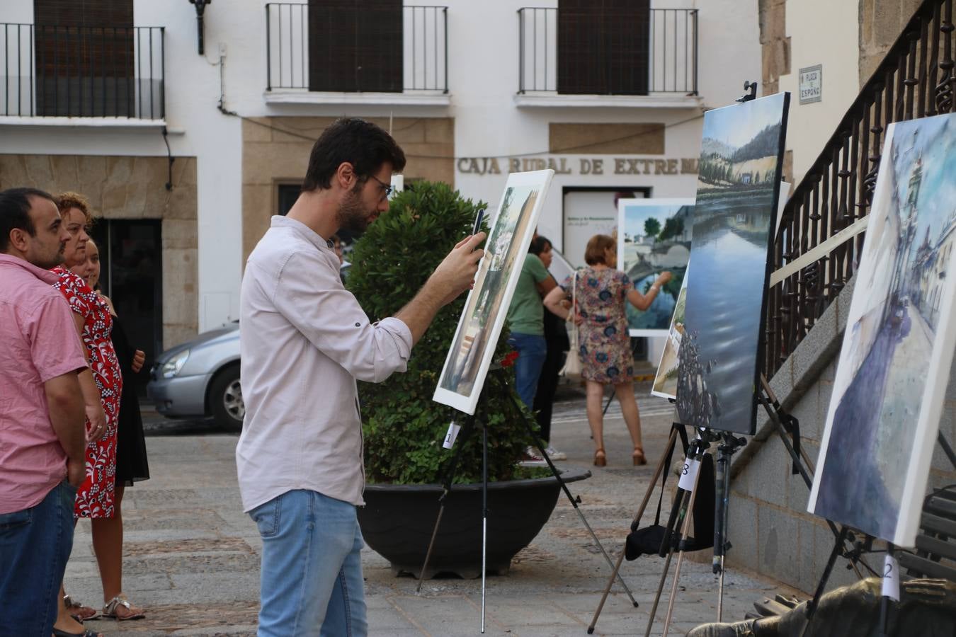 El cacereño Federico Plasencia Chacón se ha alzado, hoy, con el primer premio, dotado con 1.000 euros, del XV Concurso de Pintura al Aire Libre 'Francisco Benavides'. Blas Tomás Ibáñez, de Ontiyent, ha conseguido el segundo premio, dotado con 700 euros, y Carlos Santos Marques, de Lisboa, el tercer premio, dotado con 400 euros.Desde primera hora de la mañana, los participantes han elegido el lugar y la técnica a utilizar en sus respectivos lienzos que, una vez finalizado el Concurso, se han expuesto en la Plaza de España. El citado Concurso, organizado por el Ayuntamiento, a través de la Concejalía de Cultura y la Universidad Popular del municipio con el apoyo de la Diputación de Badajoz, ha realzado, un año más, la riqueza patrimonial de Jerez de los Caballeros, Conjunto Histórico artístico y monumental, siendo sus paisajes, iglesias, parques, fuentes y gentes los principales protagonistas. 