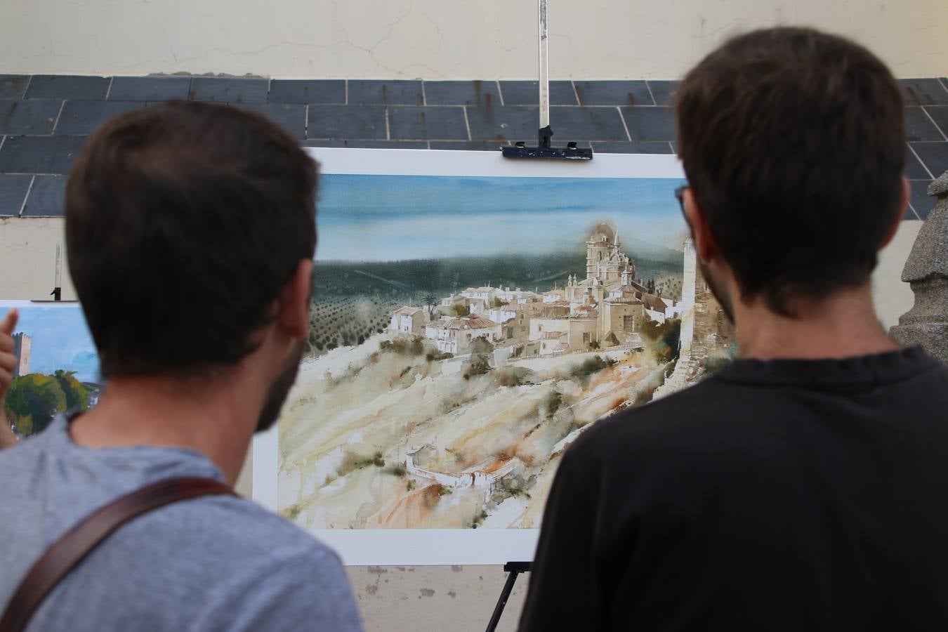 El cacereño Federico Plasencia Chacón se ha alzado, hoy, con el primer premio, dotado con 1.000 euros, del XV Concurso de Pintura al Aire Libre 'Francisco Benavides'. Blas Tomás Ibáñez, de Ontiyent, ha conseguido el segundo premio, dotado con 700 euros, y Carlos Santos Marques, de Lisboa, el tercer premio, dotado con 400 euros.Desde primera hora de la mañana, los participantes han elegido el lugar y la técnica a utilizar en sus respectivos lienzos que, una vez finalizado el Concurso, se han expuesto en la Plaza de España. El citado Concurso, organizado por el Ayuntamiento, a través de la Concejalía de Cultura y la Universidad Popular del municipio con el apoyo de la Diputación de Badajoz, ha realzado, un año más, la riqueza patrimonial de Jerez de los Caballeros, Conjunto Histórico artístico y monumental, siendo sus paisajes, iglesias, parques, fuentes y gentes los principales protagonistas. 