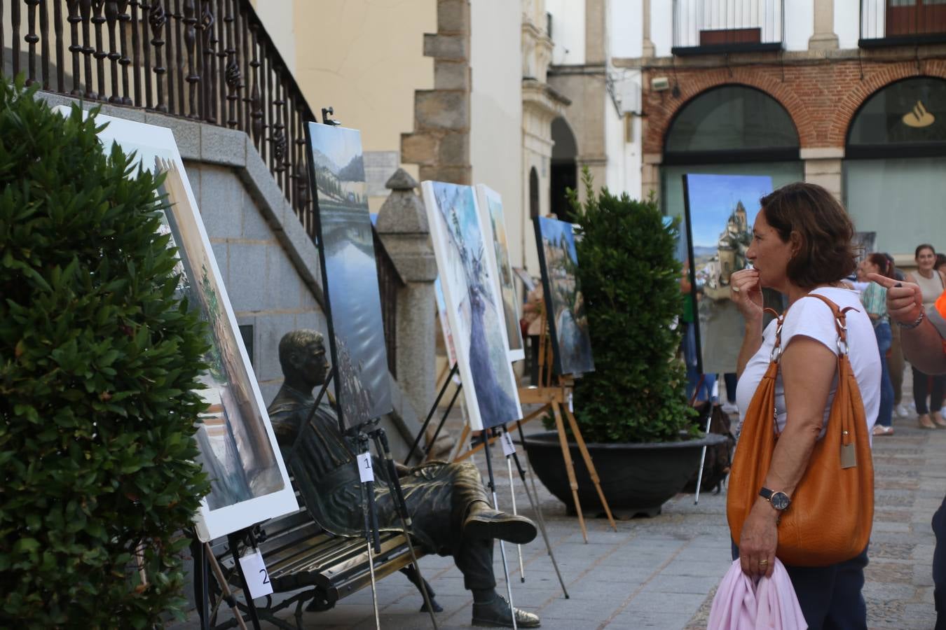 El cacereño Federico Plasencia Chacón se ha alzado, hoy, con el primer premio, dotado con 1.000 euros, del XV Concurso de Pintura al Aire Libre 'Francisco Benavides'. Blas Tomás Ibáñez, de Ontiyent, ha conseguido el segundo premio, dotado con 700 euros, y Carlos Santos Marques, de Lisboa, el tercer premio, dotado con 400 euros.Desde primera hora de la mañana, los participantes han elegido el lugar y la técnica a utilizar en sus respectivos lienzos que, una vez finalizado el Concurso, se han expuesto en la Plaza de España. El citado Concurso, organizado por el Ayuntamiento, a través de la Concejalía de Cultura y la Universidad Popular del municipio con el apoyo de la Diputación de Badajoz, ha realzado, un año más, la riqueza patrimonial de Jerez de los Caballeros, Conjunto Histórico artístico y monumental, siendo sus paisajes, iglesias, parques, fuentes y gentes los principales protagonistas. 