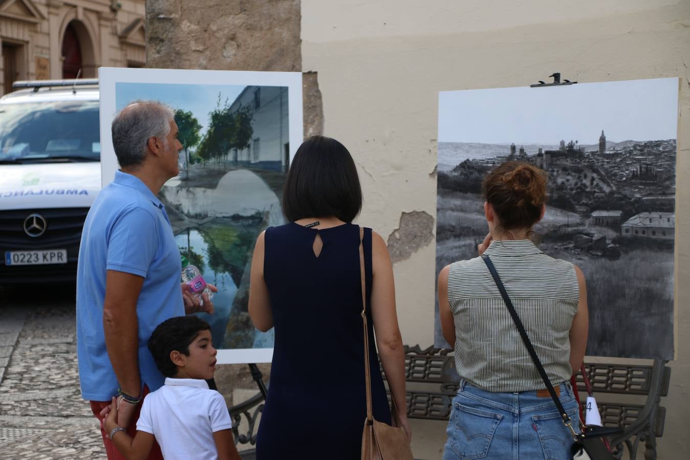 El cacereño Federico Plasencia Chacón se ha alzado, hoy, con el primer premio, dotado con 1.000 euros, del XV Concurso de Pintura al Aire Libre 'Francisco Benavides'. Blas Tomás Ibáñez, de Ontiyent, ha conseguido el segundo premio, dotado con 700 euros, y Carlos Santos Marques, de Lisboa, el tercer premio, dotado con 400 euros.Desde primera hora de la mañana, los participantes han elegido el lugar y la técnica a utilizar en sus respectivos lienzos que, una vez finalizado el Concurso, se han expuesto en la Plaza de España. El citado Concurso, organizado por el Ayuntamiento, a través de la Concejalía de Cultura y la Universidad Popular del municipio con el apoyo de la Diputación de Badajoz, ha realzado, un año más, la riqueza patrimonial de Jerez de los Caballeros, Conjunto Histórico artístico y monumental, siendo sus paisajes, iglesias, parques, fuentes y gentes los principales protagonistas. 