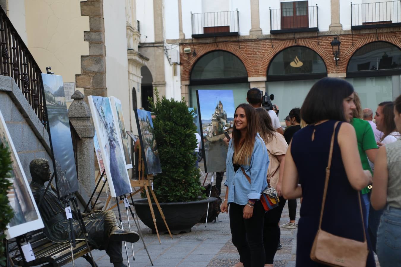 El cacereño Federico Plasencia Chacón se ha alzado, hoy, con el primer premio, dotado con 1.000 euros, del XV Concurso de Pintura al Aire Libre 'Francisco Benavides'. Blas Tomás Ibáñez, de Ontiyent, ha conseguido el segundo premio, dotado con 700 euros, y Carlos Santos Marques, de Lisboa, el tercer premio, dotado con 400 euros.Desde primera hora de la mañana, los participantes han elegido el lugar y la técnica a utilizar en sus respectivos lienzos que, una vez finalizado el Concurso, se han expuesto en la Plaza de España. El citado Concurso, organizado por el Ayuntamiento, a través de la Concejalía de Cultura y la Universidad Popular del municipio con el apoyo de la Diputación de Badajoz, ha realzado, un año más, la riqueza patrimonial de Jerez de los Caballeros, Conjunto Histórico artístico y monumental, siendo sus paisajes, iglesias, parques, fuentes y gentes los principales protagonistas. 