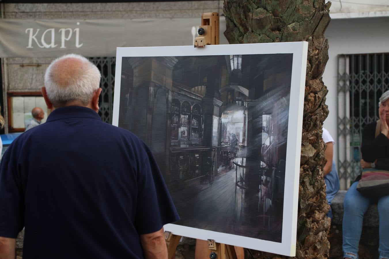 El cacereño Federico Plasencia Chacón se ha alzado, hoy, con el primer premio, dotado con 1.000 euros, del XV Concurso de Pintura al Aire Libre 'Francisco Benavides'. Blas Tomás Ibáñez, de Ontiyent, ha conseguido el segundo premio, dotado con 700 euros, y Carlos Santos Marques, de Lisboa, el tercer premio, dotado con 400 euros.Desde primera hora de la mañana, los participantes han elegido el lugar y la técnica a utilizar en sus respectivos lienzos que, una vez finalizado el Concurso, se han expuesto en la Plaza de España. El citado Concurso, organizado por el Ayuntamiento, a través de la Concejalía de Cultura y la Universidad Popular del municipio con el apoyo de la Diputación de Badajoz, ha realzado, un año más, la riqueza patrimonial de Jerez de los Caballeros, Conjunto Histórico artístico y monumental, siendo sus paisajes, iglesias, parques, fuentes y gentes los principales protagonistas. 