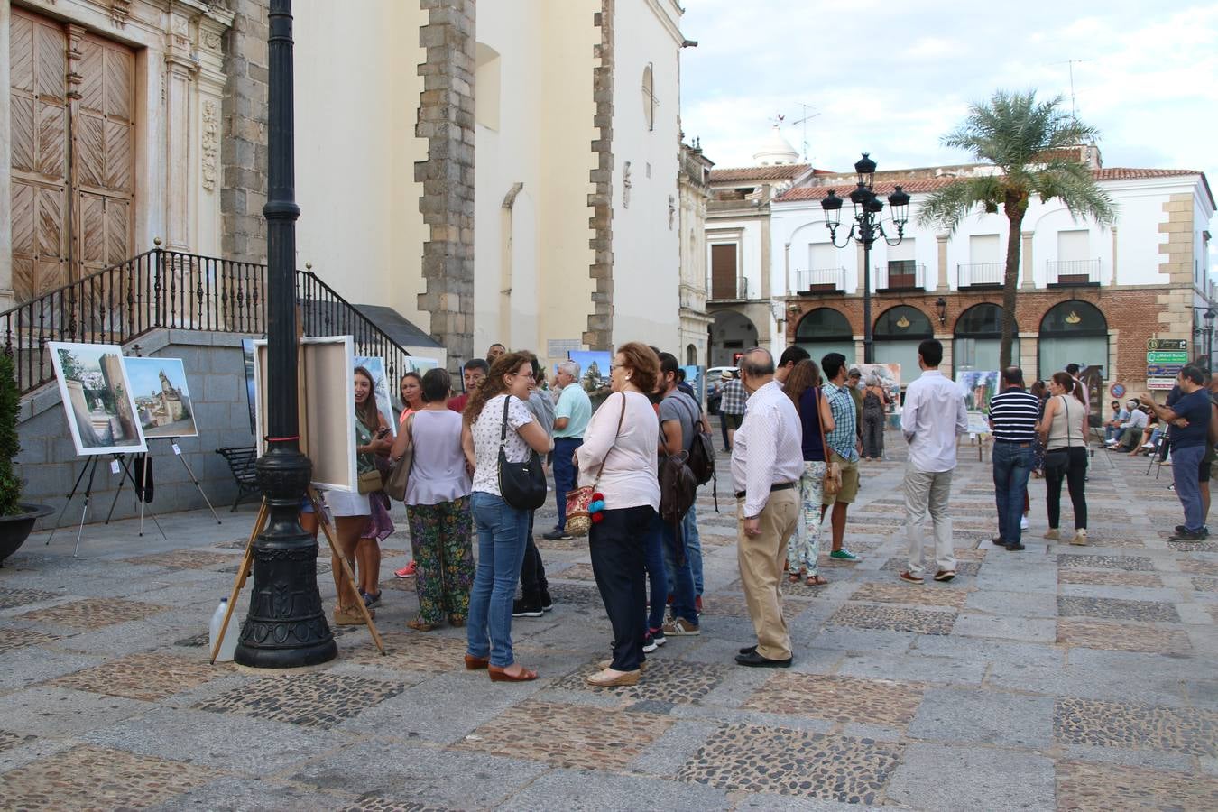 El cacereño Federico Plasencia Chacón se ha alzado, hoy, con el primer premio, dotado con 1.000 euros, del XV Concurso de Pintura al Aire Libre 'Francisco Benavides'. Blas Tomás Ibáñez, de Ontiyent, ha conseguido el segundo premio, dotado con 700 euros, y Carlos Santos Marques, de Lisboa, el tercer premio, dotado con 400 euros.Desde primera hora de la mañana, los participantes han elegido el lugar y la técnica a utilizar en sus respectivos lienzos que, una vez finalizado el Concurso, se han expuesto en la Plaza de España. El citado Concurso, organizado por el Ayuntamiento, a través de la Concejalía de Cultura y la Universidad Popular del municipio con el apoyo de la Diputación de Badajoz, ha realzado, un año más, la riqueza patrimonial de Jerez de los Caballeros, Conjunto Histórico artístico y monumental, siendo sus paisajes, iglesias, parques, fuentes y gentes los principales protagonistas. 