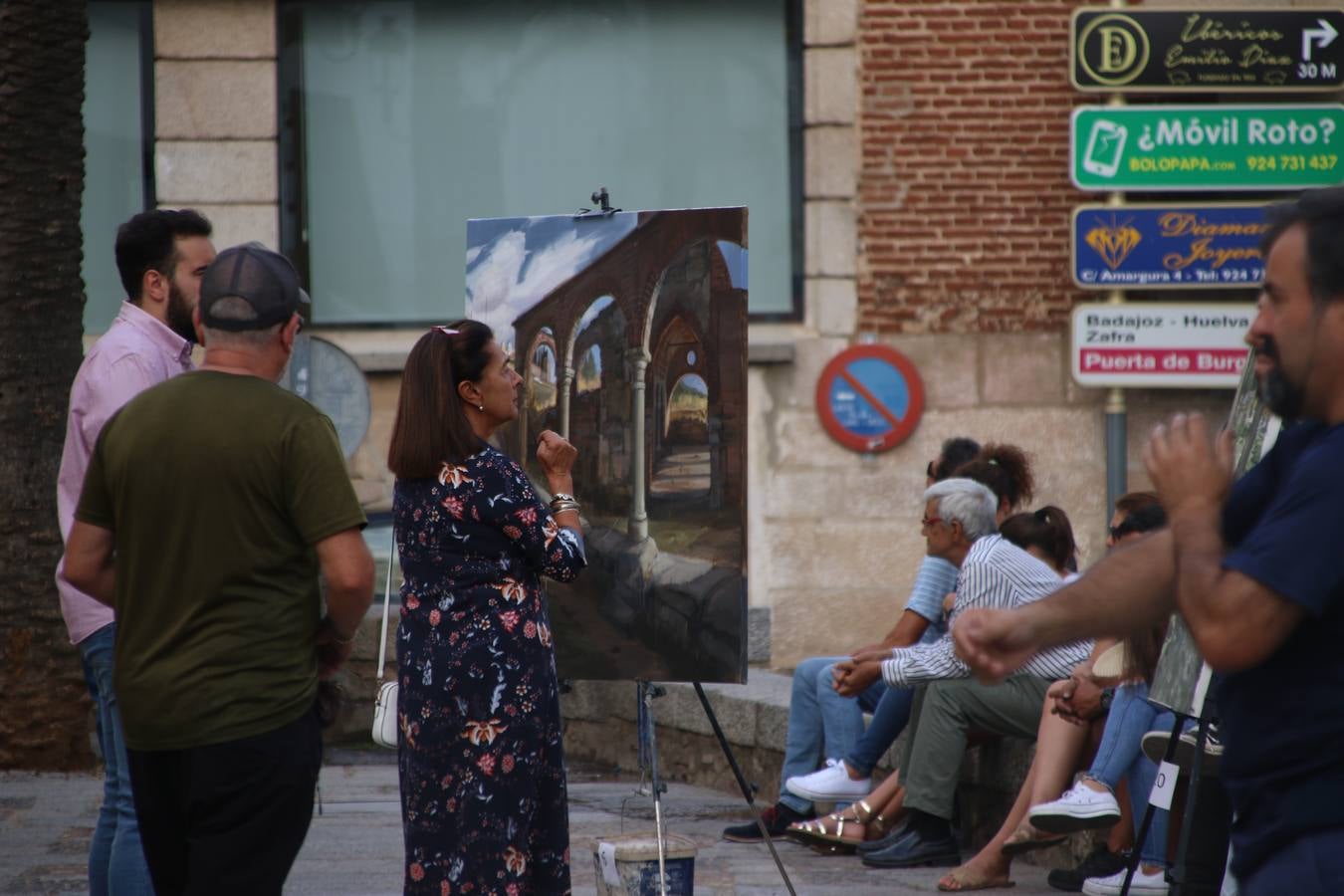 El cacereño Federico Plasencia Chacón se ha alzado, hoy, con el primer premio, dotado con 1.000 euros, del XV Concurso de Pintura al Aire Libre 'Francisco Benavides'. Blas Tomás Ibáñez, de Ontiyent, ha conseguido el segundo premio, dotado con 700 euros, y Carlos Santos Marques, de Lisboa, el tercer premio, dotado con 400 euros.Desde primera hora de la mañana, los participantes han elegido el lugar y la técnica a utilizar en sus respectivos lienzos que, una vez finalizado el Concurso, se han expuesto en la Plaza de España. El citado Concurso, organizado por el Ayuntamiento, a través de la Concejalía de Cultura y la Universidad Popular del municipio con el apoyo de la Diputación de Badajoz, ha realzado, un año más, la riqueza patrimonial de Jerez de los Caballeros, Conjunto Histórico artístico y monumental, siendo sus paisajes, iglesias, parques, fuentes y gentes los principales protagonistas. 