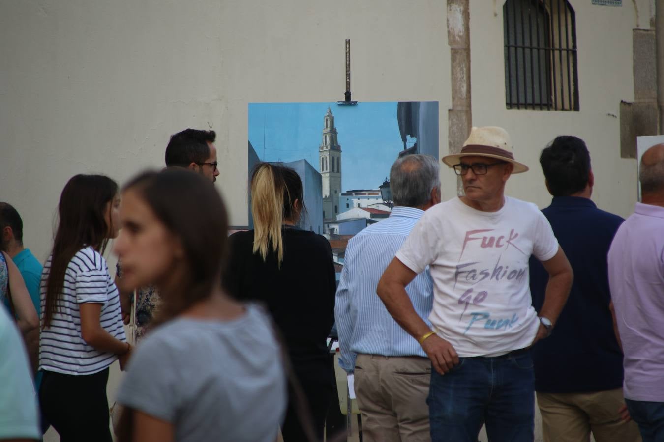 El cacereño Federico Plasencia Chacón se ha alzado, hoy, con el primer premio, dotado con 1.000 euros, del XV Concurso de Pintura al Aire Libre 'Francisco Benavides'. Blas Tomás Ibáñez, de Ontiyent, ha conseguido el segundo premio, dotado con 700 euros, y Carlos Santos Marques, de Lisboa, el tercer premio, dotado con 400 euros.Desde primera hora de la mañana, los participantes han elegido el lugar y la técnica a utilizar en sus respectivos lienzos que, una vez finalizado el Concurso, se han expuesto en la Plaza de España. El citado Concurso, organizado por el Ayuntamiento, a través de la Concejalía de Cultura y la Universidad Popular del municipio con el apoyo de la Diputación de Badajoz, ha realzado, un año más, la riqueza patrimonial de Jerez de los Caballeros, Conjunto Histórico artístico y monumental, siendo sus paisajes, iglesias, parques, fuentes y gentes los principales protagonistas. 
