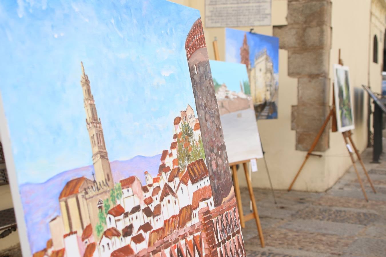 El cacereño Federico Plasencia Chacón se ha alzado, hoy, con el primer premio, dotado con 1.000 euros, del XV Concurso de Pintura al Aire Libre 'Francisco Benavides'. Blas Tomás Ibáñez, de Ontiyent, ha conseguido el segundo premio, dotado con 700 euros, y Carlos Santos Marques, de Lisboa, el tercer premio, dotado con 400 euros.Desde primera hora de la mañana, los participantes han elegido el lugar y la técnica a utilizar en sus respectivos lienzos que, una vez finalizado el Concurso, se han expuesto en la Plaza de España. El citado Concurso, organizado por el Ayuntamiento, a través de la Concejalía de Cultura y la Universidad Popular del municipio con el apoyo de la Diputación de Badajoz, ha realzado, un año más, la riqueza patrimonial de Jerez de los Caballeros, Conjunto Histórico artístico y monumental, siendo sus paisajes, iglesias, parques, fuentes y gentes los principales protagonistas. 