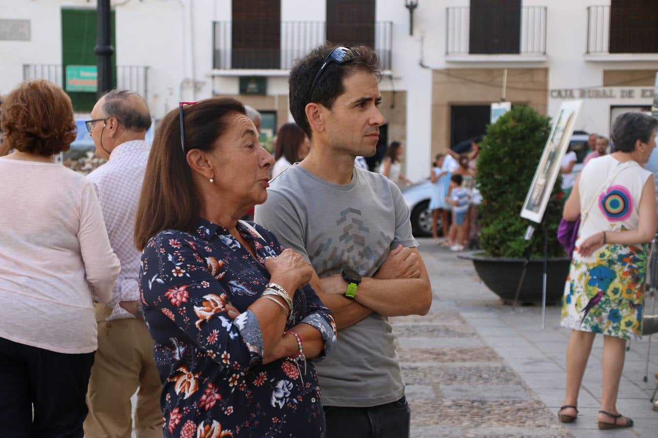 El cacereño Federico Plasencia Chacón se ha alzado, hoy, con el primer premio, dotado con 1.000 euros, del XV Concurso de Pintura al Aire Libre 'Francisco Benavides'. Blas Tomás Ibáñez, de Ontiyent, ha conseguido el segundo premio, dotado con 700 euros, y Carlos Santos Marques, de Lisboa, el tercer premio, dotado con 400 euros.Desde primera hora de la mañana, los participantes han elegido el lugar y la técnica a utilizar en sus respectivos lienzos que, una vez finalizado el Concurso, se han expuesto en la Plaza de España. El citado Concurso, organizado por el Ayuntamiento, a través de la Concejalía de Cultura y la Universidad Popular del municipio con el apoyo de la Diputación de Badajoz, ha realzado, un año más, la riqueza patrimonial de Jerez de los Caballeros, Conjunto Histórico artístico y monumental, siendo sus paisajes, iglesias, parques, fuentes y gentes los principales protagonistas. 