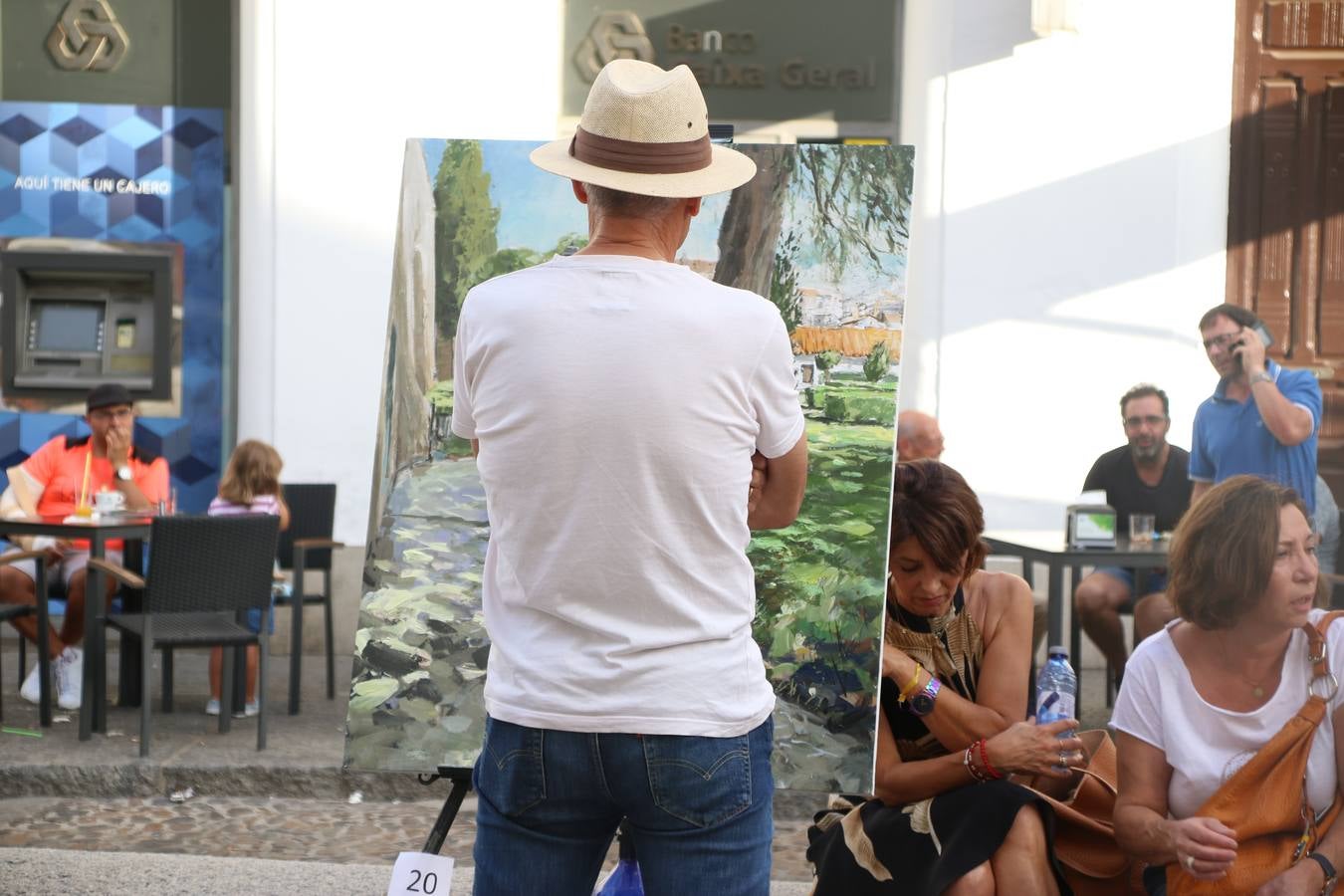 El cacereño Federico Plasencia Chacón se ha alzado, hoy, con el primer premio, dotado con 1.000 euros, del XV Concurso de Pintura al Aire Libre 'Francisco Benavides'. Blas Tomás Ibáñez, de Ontiyent, ha conseguido el segundo premio, dotado con 700 euros, y Carlos Santos Marques, de Lisboa, el tercer premio, dotado con 400 euros.Desde primera hora de la mañana, los participantes han elegido el lugar y la técnica a utilizar en sus respectivos lienzos que, una vez finalizado el Concurso, se han expuesto en la Plaza de España. El citado Concurso, organizado por el Ayuntamiento, a través de la Concejalía de Cultura y la Universidad Popular del municipio con el apoyo de la Diputación de Badajoz, ha realzado, un año más, la riqueza patrimonial de Jerez de los Caballeros, Conjunto Histórico artístico y monumental, siendo sus paisajes, iglesias, parques, fuentes y gentes los principales protagonistas. 