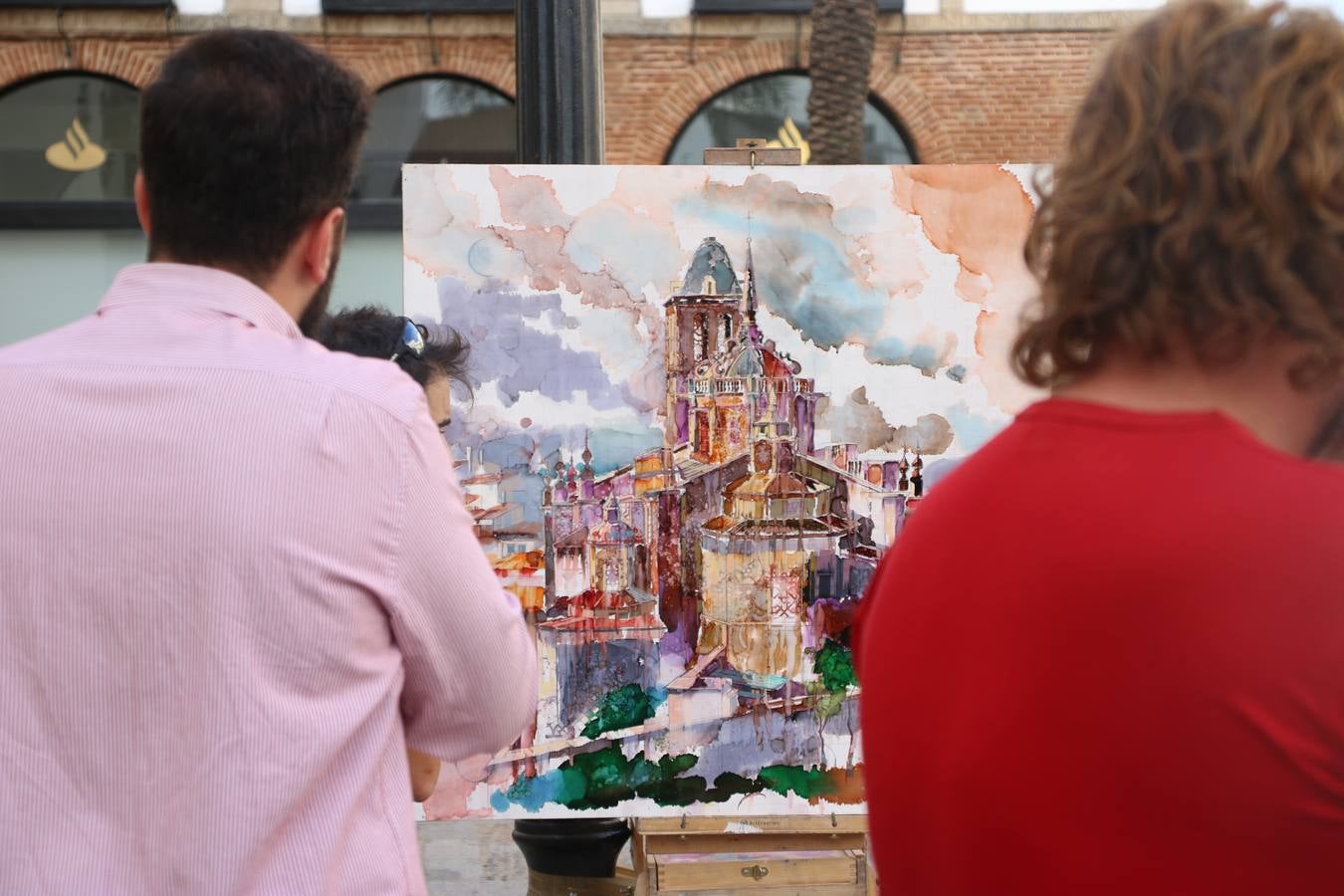 El cacereño Federico Plasencia Chacón se ha alzado, hoy, con el primer premio, dotado con 1.000 euros, del XV Concurso de Pintura al Aire Libre 'Francisco Benavides'. Blas Tomás Ibáñez, de Ontiyent, ha conseguido el segundo premio, dotado con 700 euros, y Carlos Santos Marques, de Lisboa, el tercer premio, dotado con 400 euros.Desde primera hora de la mañana, los participantes han elegido el lugar y la técnica a utilizar en sus respectivos lienzos que, una vez finalizado el Concurso, se han expuesto en la Plaza de España. El citado Concurso, organizado por el Ayuntamiento, a través de la Concejalía de Cultura y la Universidad Popular del municipio con el apoyo de la Diputación de Badajoz, ha realzado, un año más, la riqueza patrimonial de Jerez de los Caballeros, Conjunto Histórico artístico y monumental, siendo sus paisajes, iglesias, parques, fuentes y gentes los principales protagonistas. 