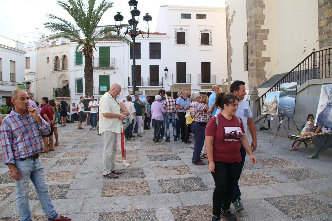 El cacereño Federico Plasencia Chacón se ha alzado, hoy, con el primer premio, dotado con 1.000 euros, del XV Concurso de Pintura al Aire Libre 'Francisco Benavides'. Blas Tomás Ibáñez, de Ontiyent, ha conseguido el segundo premio, dotado con 700 euros, y Carlos Santos Marques, de Lisboa, el tercer premio, dotado con 400 euros.Desde primera hora de la mañana, los participantes han elegido el lugar y la técnica a utilizar en sus respectivos lienzos que, una vez finalizado el Concurso, se han expuesto en la Plaza de España. El citado Concurso, organizado por el Ayuntamiento, a través de la Concejalía de Cultura y la Universidad Popular del municipio con el apoyo de la Diputación de Badajoz, ha realzado, un año más, la riqueza patrimonial de Jerez de los Caballeros, Conjunto Histórico artístico y monumental, siendo sus paisajes, iglesias, parques, fuentes y gentes los principales protagonistas. 