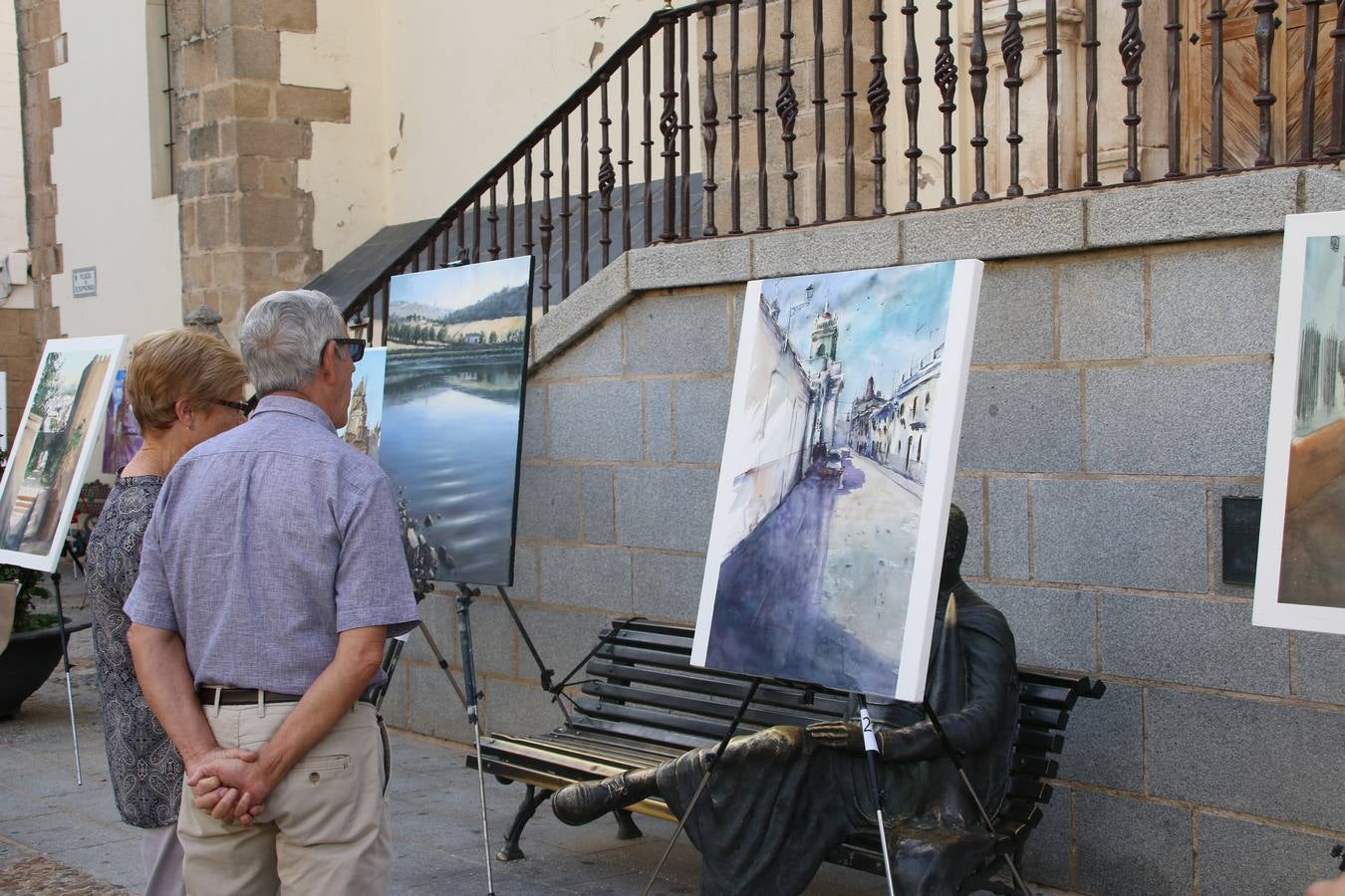 El cacereño Federico Plasencia Chacón se ha alzado, hoy, con el primer premio, dotado con 1.000 euros, del XV Concurso de Pintura al Aire Libre 'Francisco Benavides'. Blas Tomás Ibáñez, de Ontiyent, ha conseguido el segundo premio, dotado con 700 euros, y Carlos Santos Marques, de Lisboa, el tercer premio, dotado con 400 euros.Desde primera hora de la mañana, los participantes han elegido el lugar y la técnica a utilizar en sus respectivos lienzos que, una vez finalizado el Concurso, se han expuesto en la Plaza de España. El citado Concurso, organizado por el Ayuntamiento, a través de la Concejalía de Cultura y la Universidad Popular del municipio con el apoyo de la Diputación de Badajoz, ha realzado, un año más, la riqueza patrimonial de Jerez de los Caballeros, Conjunto Histórico artístico y monumental, siendo sus paisajes, iglesias, parques, fuentes y gentes los principales protagonistas. 