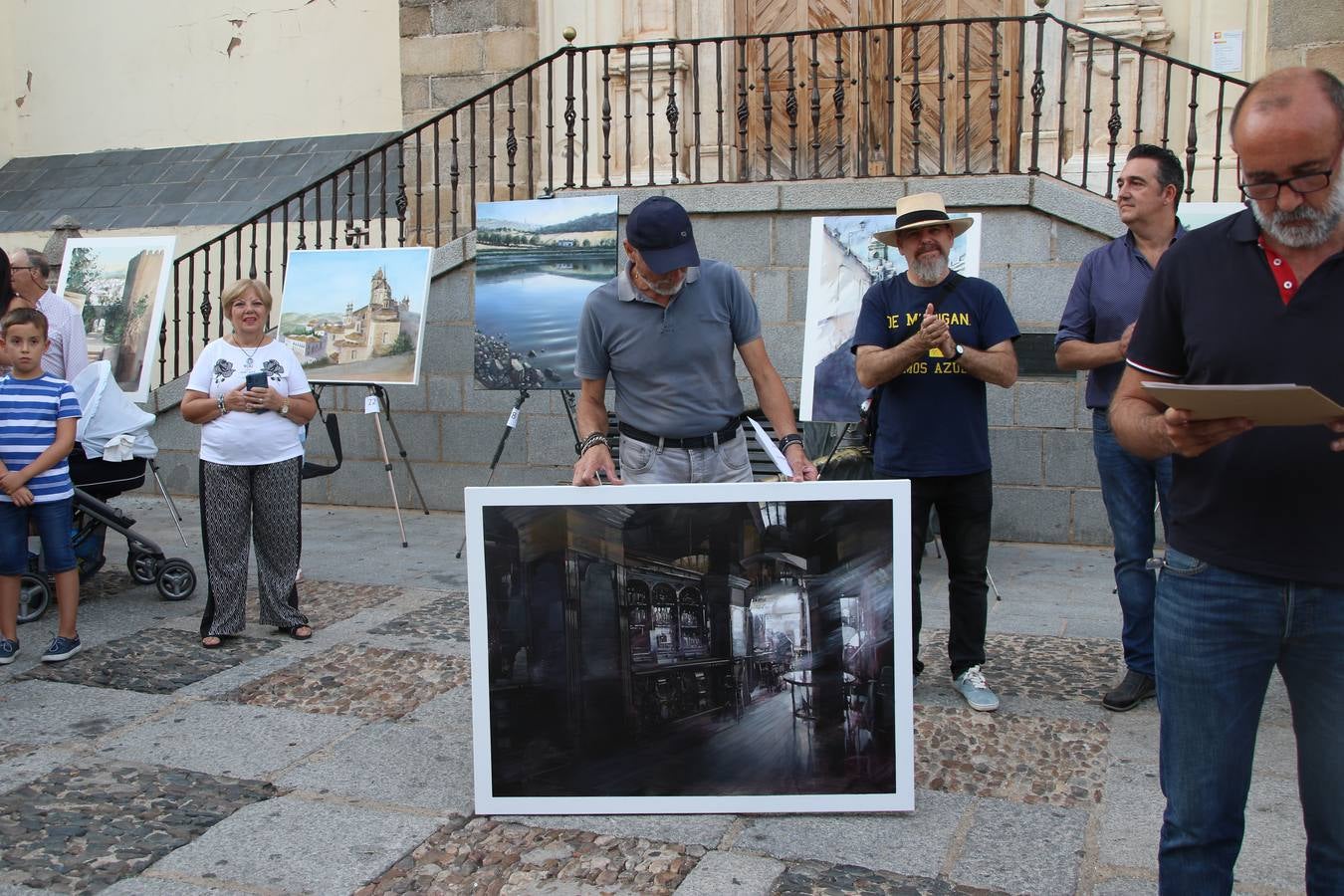 El cacereño Federico Plasencia Chacón se ha alzado, hoy, con el primer premio, dotado con 1.000 euros, del XV Concurso de Pintura al Aire Libre 'Francisco Benavides'. Blas Tomás Ibáñez, de Ontiyent, ha conseguido el segundo premio, dotado con 700 euros, y Carlos Santos Marques, de Lisboa, el tercer premio, dotado con 400 euros.Desde primera hora de la mañana, los participantes han elegido el lugar y la técnica a utilizar en sus respectivos lienzos que, una vez finalizado el Concurso, se han expuesto en la Plaza de España. El citado Concurso, organizado por el Ayuntamiento, a través de la Concejalía de Cultura y la Universidad Popular del municipio con el apoyo de la Diputación de Badajoz, ha realzado, un año más, la riqueza patrimonial de Jerez de los Caballeros, Conjunto Histórico artístico y monumental, siendo sus paisajes, iglesias, parques, fuentes y gentes los principales protagonistas. 