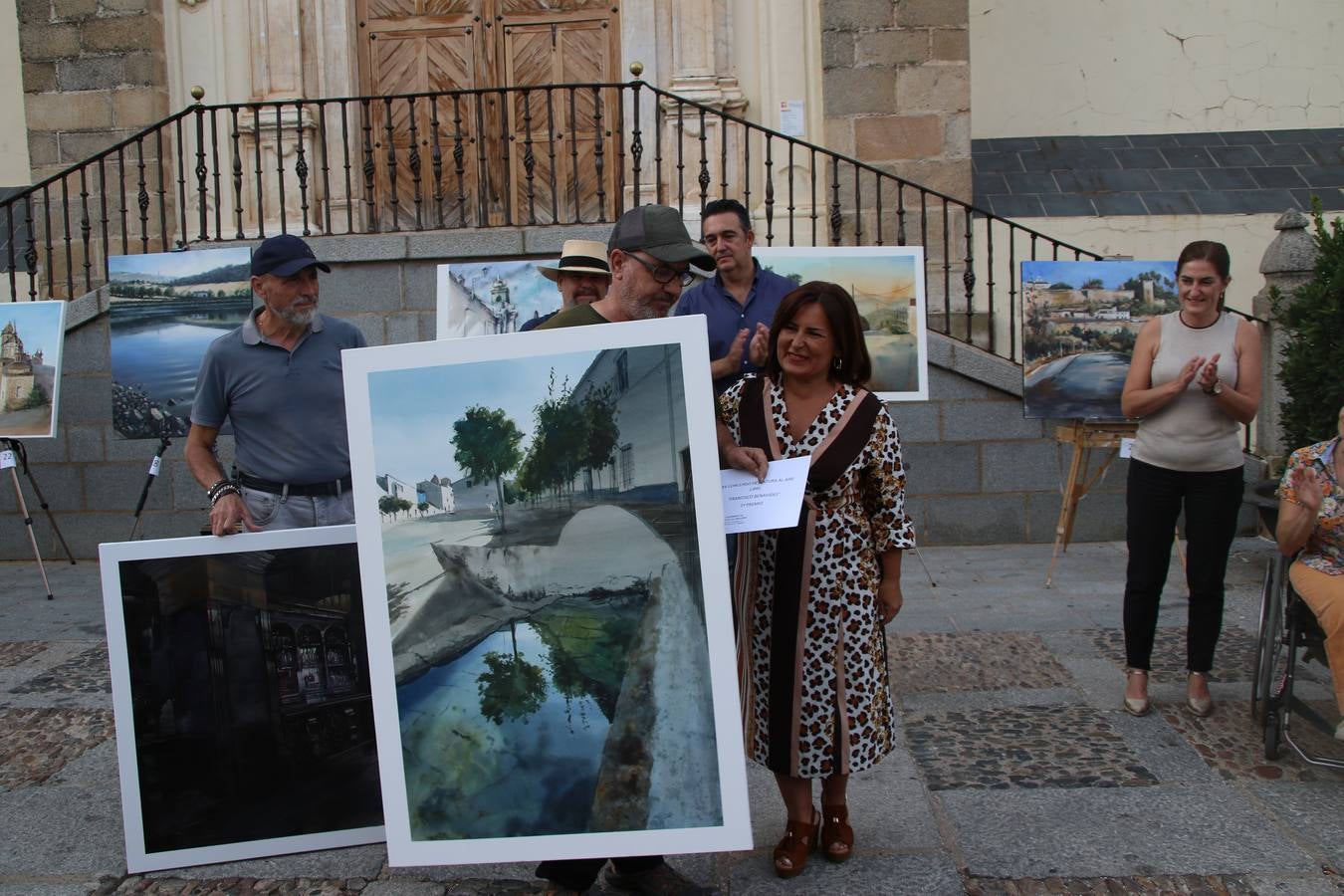 El cacereño Federico Plasencia Chacón se ha alzado, hoy, con el primer premio, dotado con 1.000 euros, del XV Concurso de Pintura al Aire Libre 'Francisco Benavides'. Blas Tomás Ibáñez, de Ontiyent, ha conseguido el segundo premio, dotado con 700 euros, y Carlos Santos Marques, de Lisboa, el tercer premio, dotado con 400 euros.Desde primera hora de la mañana, los participantes han elegido el lugar y la técnica a utilizar en sus respectivos lienzos que, una vez finalizado el Concurso, se han expuesto en la Plaza de España. El citado Concurso, organizado por el Ayuntamiento, a través de la Concejalía de Cultura y la Universidad Popular del municipio con el apoyo de la Diputación de Badajoz, ha realzado, un año más, la riqueza patrimonial de Jerez de los Caballeros, Conjunto Histórico artístico y monumental, siendo sus paisajes, iglesias, parques, fuentes y gentes los principales protagonistas. 