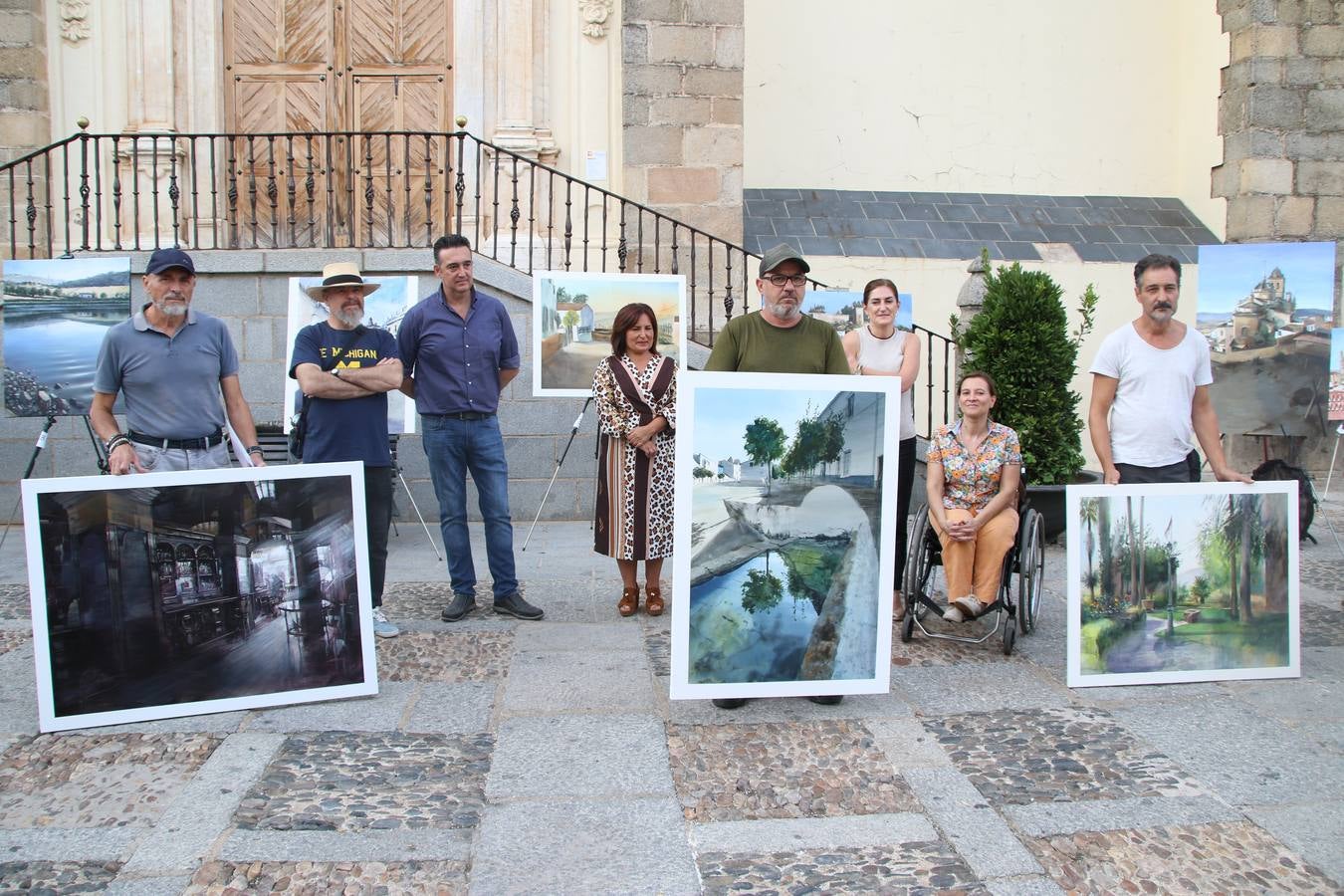 El cacereño Federico Plasencia Chacón se ha alzado, hoy, con el primer premio, dotado con 1.000 euros, del XV Concurso de Pintura al Aire Libre 'Francisco Benavides'. Blas Tomás Ibáñez, de Ontiyent, ha conseguido el segundo premio, dotado con 700 euros, y Carlos Santos Marques, de Lisboa, el tercer premio, dotado con 400 euros.Desde primera hora de la mañana, los participantes han elegido el lugar y la técnica a utilizar en sus respectivos lienzos que, una vez finalizado el Concurso, se han expuesto en la Plaza de España. El citado Concurso, organizado por el Ayuntamiento, a través de la Concejalía de Cultura y la Universidad Popular del municipio con el apoyo de la Diputación de Badajoz, ha realzado, un año más, la riqueza patrimonial de Jerez de los Caballeros, Conjunto Histórico artístico y monumental, siendo sus paisajes, iglesias, parques, fuentes y gentes los principales protagonistas. 