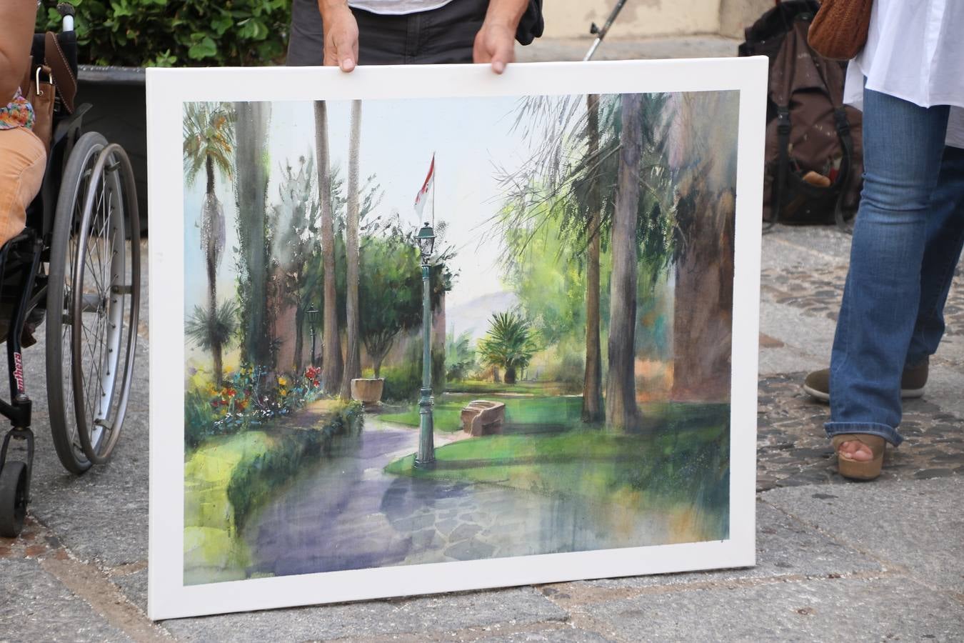 El cacereño Federico Plasencia Chacón se ha alzado, hoy, con el primer premio, dotado con 1.000 euros, del XV Concurso de Pintura al Aire Libre 'Francisco Benavides'. Blas Tomás Ibáñez, de Ontiyent, ha conseguido el segundo premio, dotado con 700 euros, y Carlos Santos Marques, de Lisboa, el tercer premio, dotado con 400 euros.Desde primera hora de la mañana, los participantes han elegido el lugar y la técnica a utilizar en sus respectivos lienzos que, una vez finalizado el Concurso, se han expuesto en la Plaza de España. El citado Concurso, organizado por el Ayuntamiento, a través de la Concejalía de Cultura y la Universidad Popular del municipio con el apoyo de la Diputación de Badajoz, ha realzado, un año más, la riqueza patrimonial de Jerez de los Caballeros, Conjunto Histórico artístico y monumental, siendo sus paisajes, iglesias, parques, fuentes y gentes los principales protagonistas. 